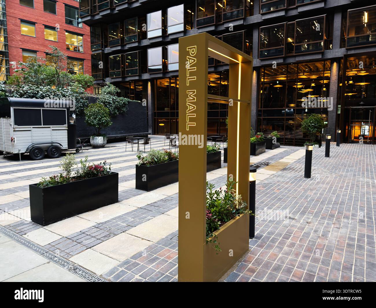 Manchester, Großbritannien - 29. Januar 2026: Pall Mall plaza im Freien mit Pflanzgefäßen und einem auffälligen Goldrahmen in Manchester, Großbritannien. Stockfoto