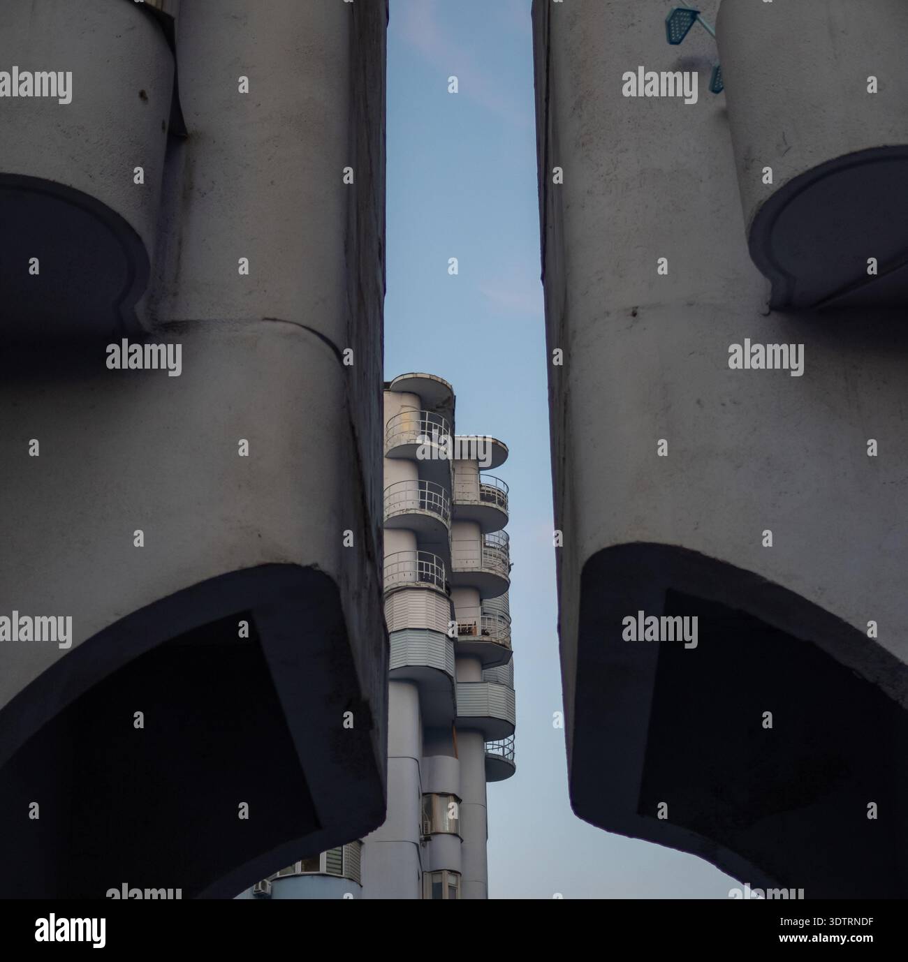 Architektonische Wunder: Einzigartiges Strukturdesign mit modernen Formen und Texturen unter einem klaren blauen Himmel Stockfoto