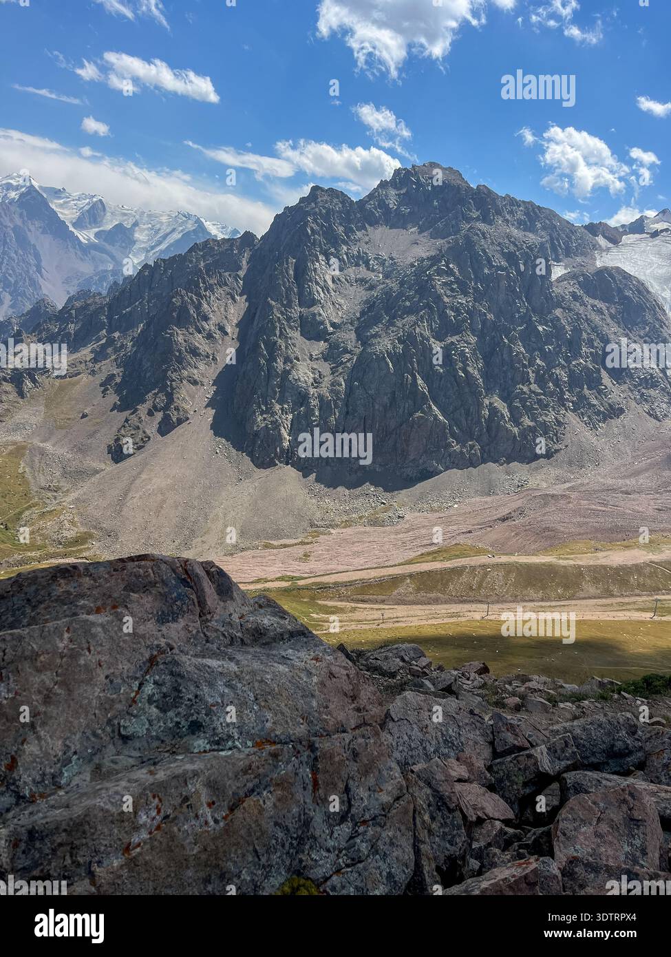 Majestätische Bergwelt unter einem klaren blauen Himmel mit einem weiten Blick auf Rocky Peaks und ruhige Landschaften Stockfoto