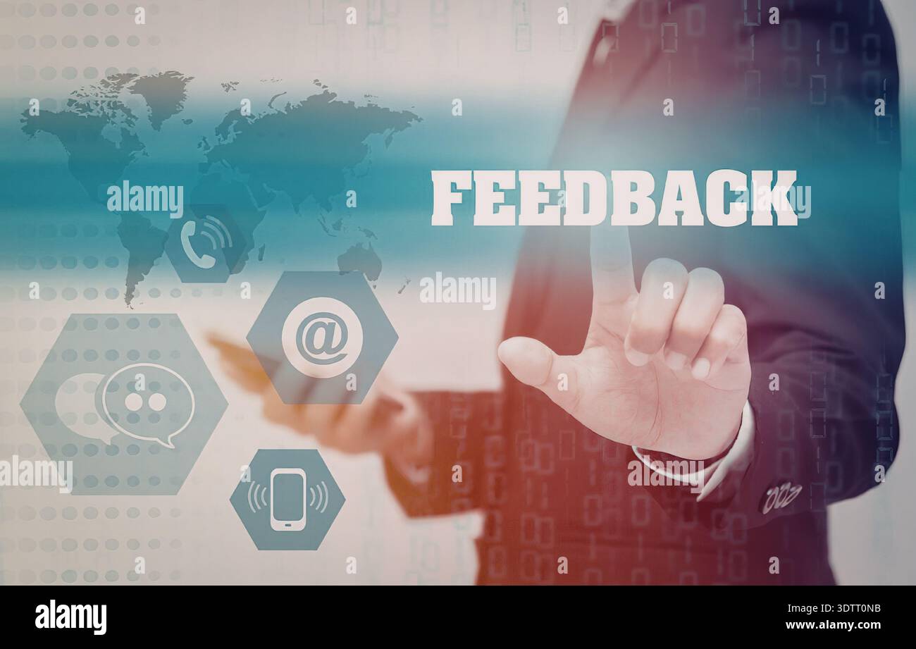 Eine Person in einem Business-Anzug wird mit gestreckter Hand in Richtung des Wortes „FEEDBACK“ dargestellt, umgeben von Symbolen für Kommunikation und A Stockfoto