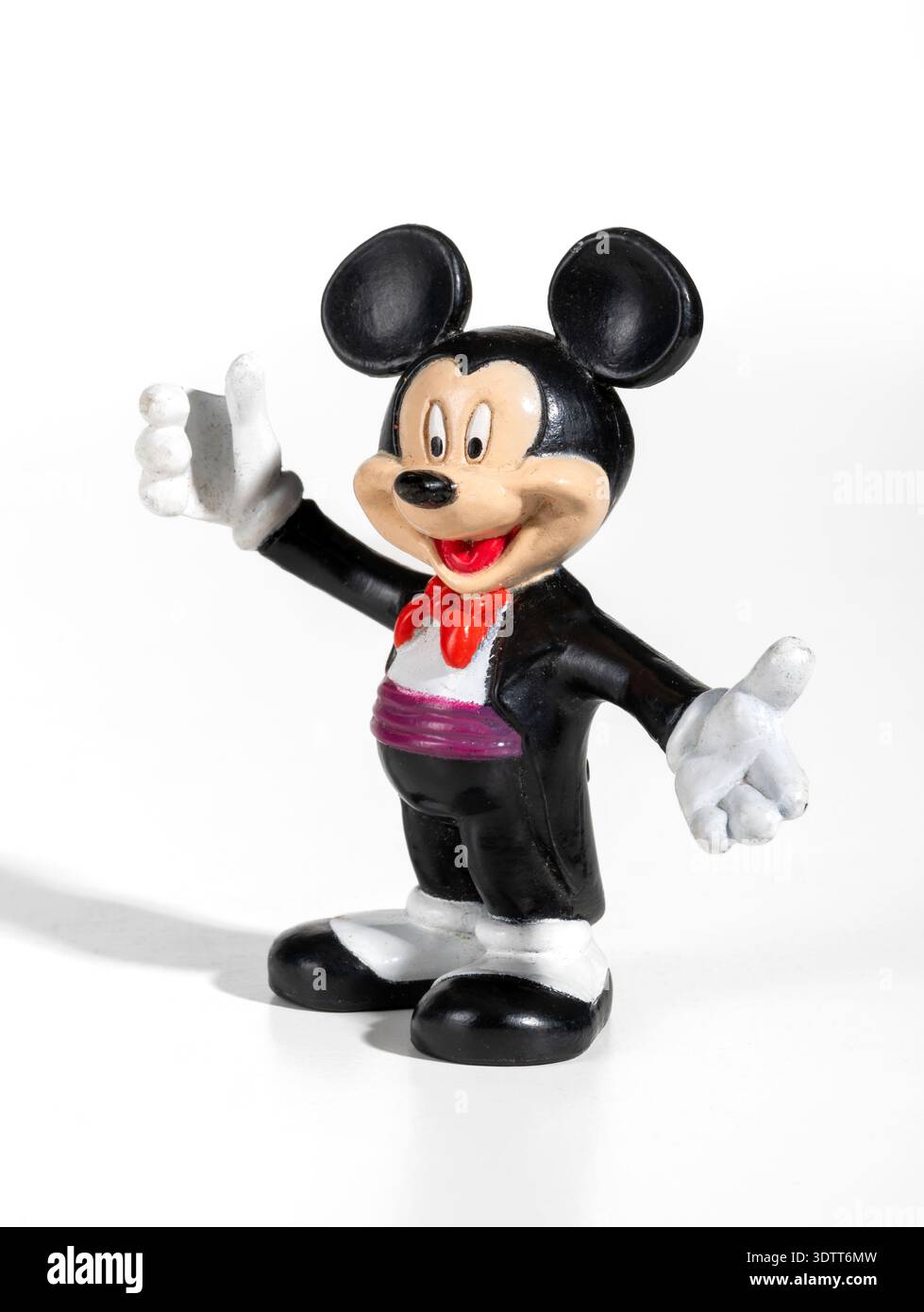 Mailand, Lombardei, Italien – 4. Februar 2026: Figur der Mickey-Maus im Smoking auf weißem Hintergrund Stockfoto