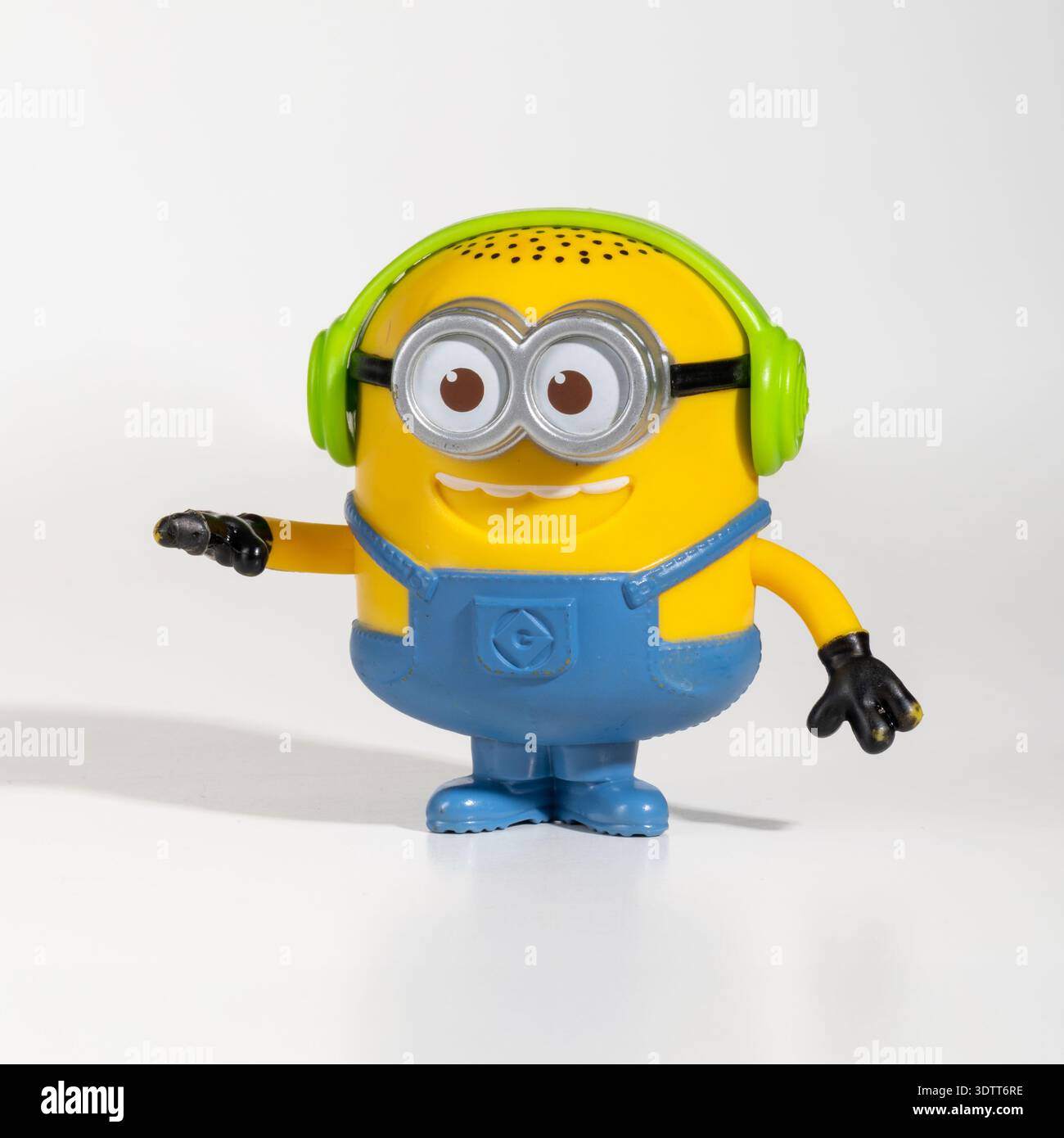 Mailand, Lombardei, Italien - 4. Februar 2026: Figur der Minions mit Kopfhörern vor weißem Hintergrund Stockfoto