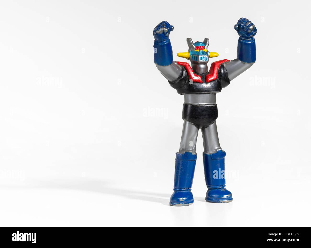 Mailand, Lombardei, Italien - 4. Februar 2026: Mazinger Z-Actionfigur posiert mit erhobenen Armen auf einem schlichten weißen Hintergrund Stockfoto