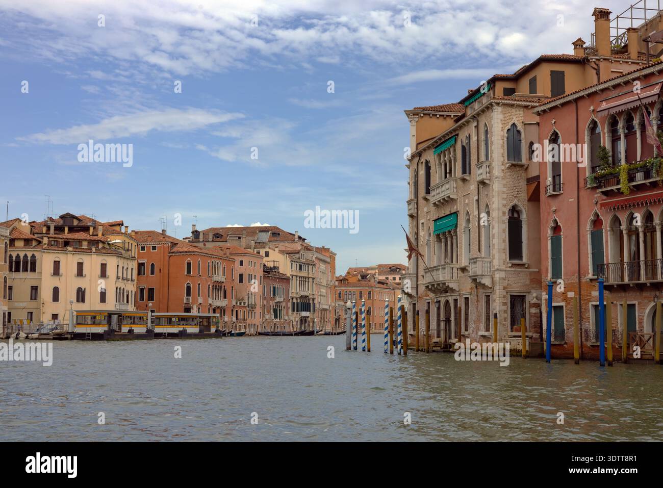 Venezianischer Kanal mit historischen Gebäuden und Wasserbus Stockfoto