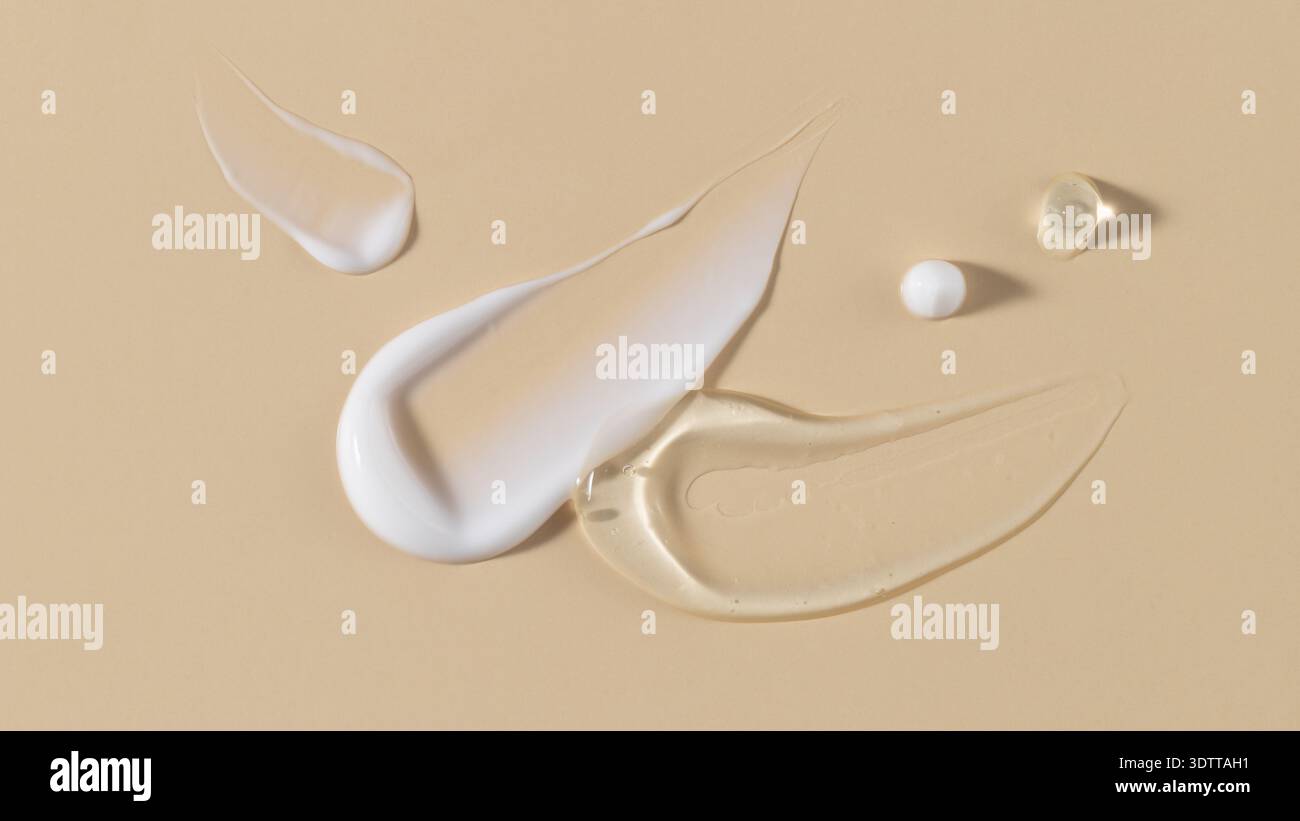 Kosmetisches transparentes Gelserummuster mit Blasen und weißer Creme isoliert auf beigem Hintergrund. Texturfeuchtigkeitsspendendes Gel der Hyaluronsäure cl Stockfoto