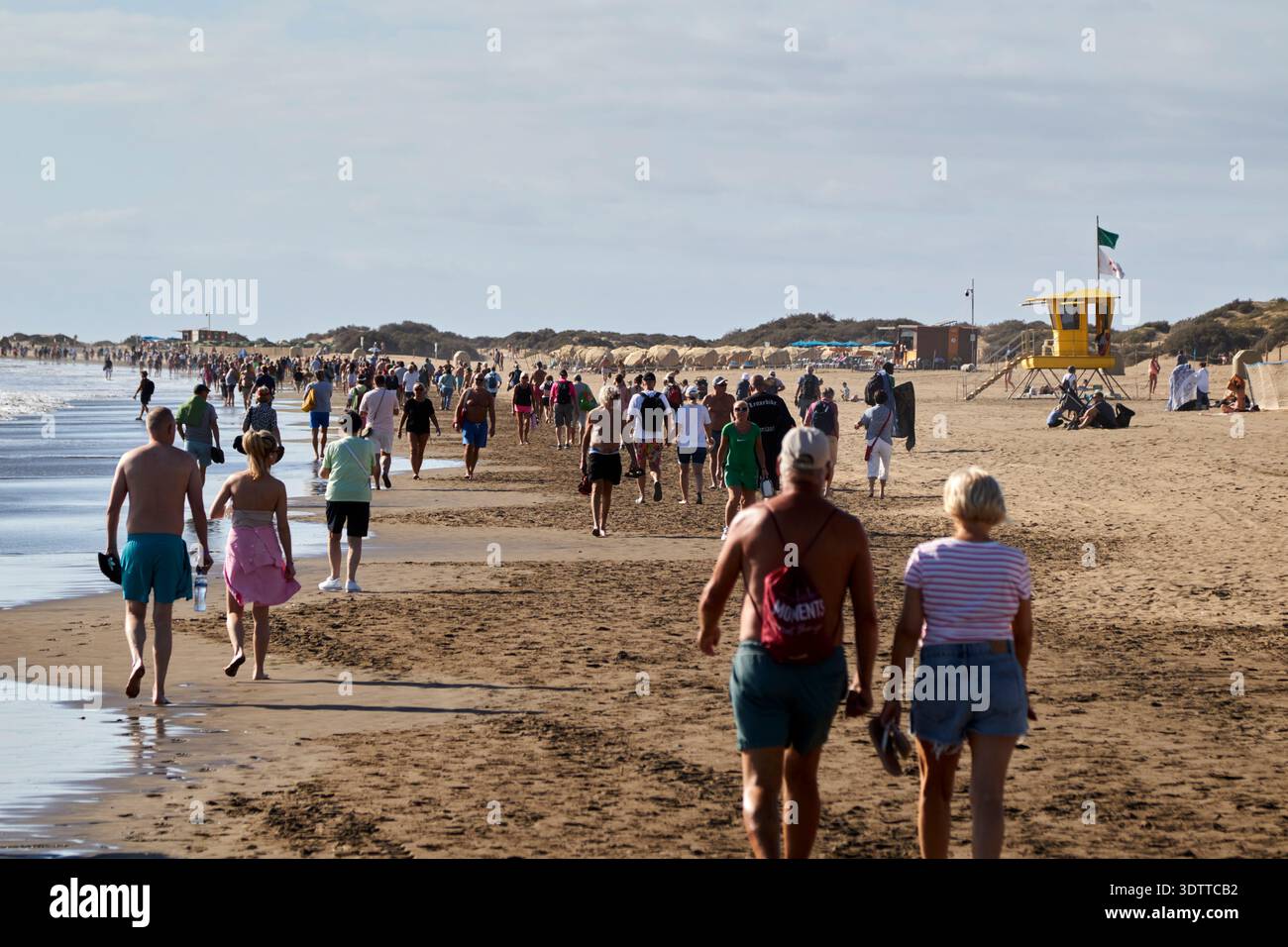 Menschen, die entlang playa del ingles maspalomas gran canaria, kanarischen Inseln, spanien spazieren gehen Stockfoto