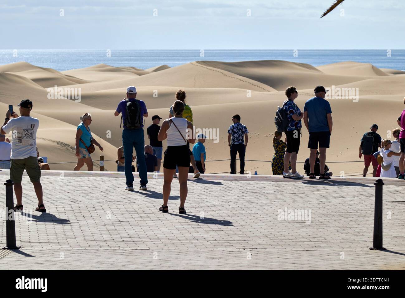 Touristen in den Sanddünen mirador de las dunas de maspalomas gran canaria, kanarische Inseln, spanien Stockfoto