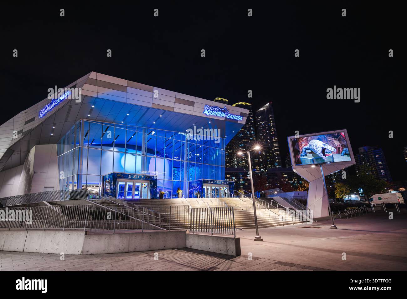 Toronto, Kanada, 20. Oktober 2025: Ripley's Aquarium of Canada, beleuchtet bei Nacht mit moderner Glasarchitektur in der Innenstadt von Toronto Stockfoto