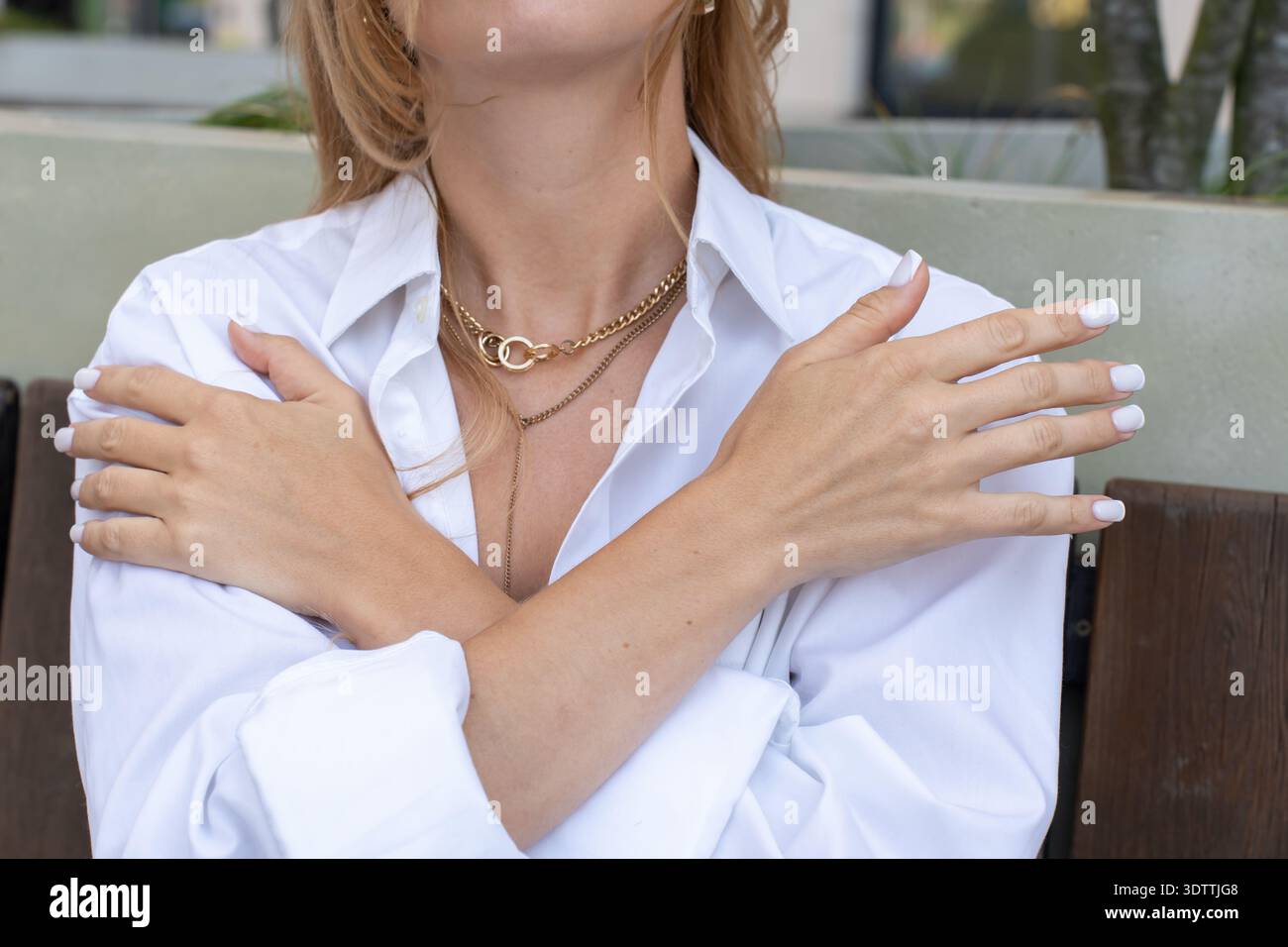 Szene der EMDR-Technik: Eine Frau führt bilaterale Stimulation mit überkreuzten Armen durch, wobei die Traumaerholung und psychologische Unterstützung hervorgehoben werden. Stockfoto
