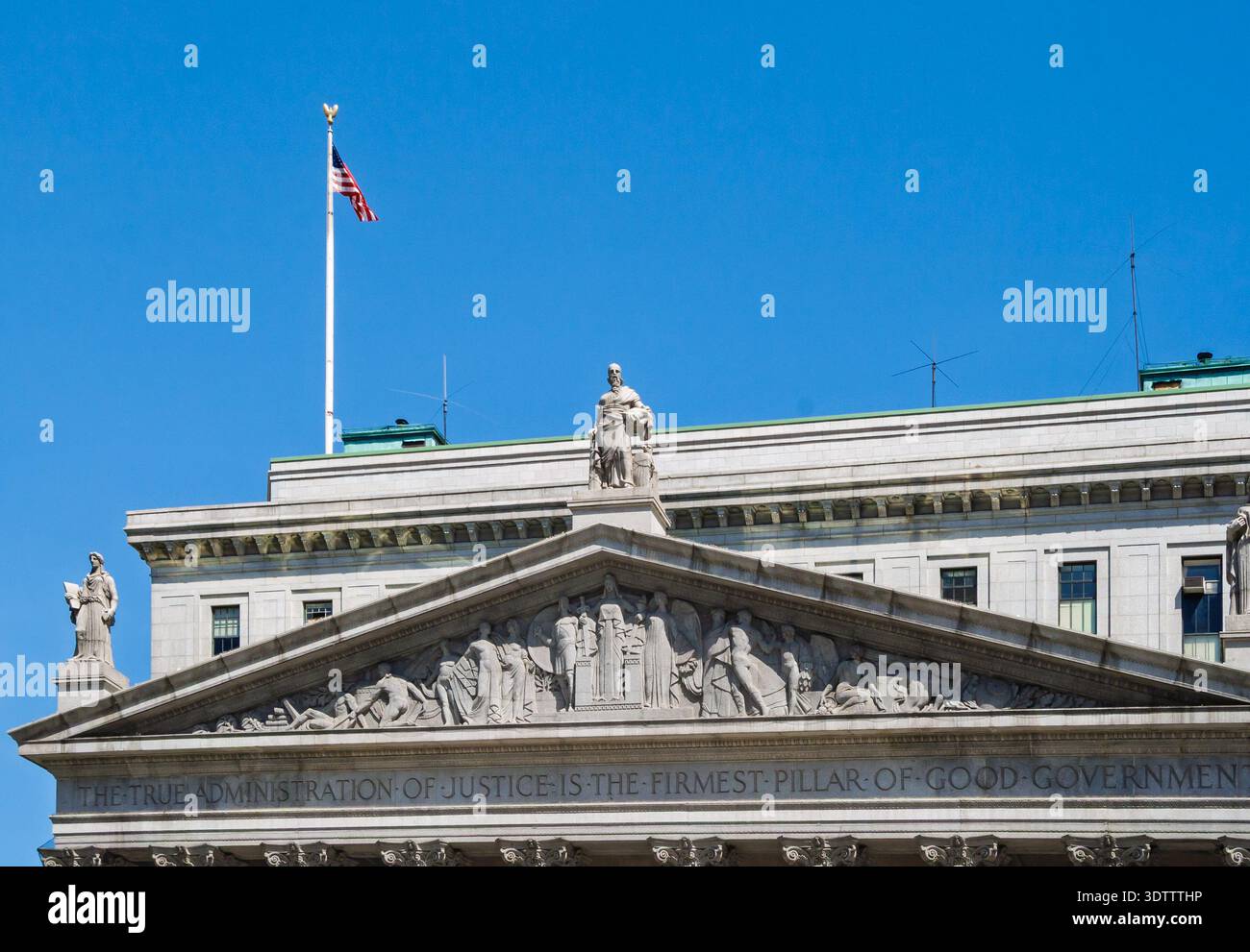 NYC, USA. 13. Mai 2008, Giebel des Obersten Gerichtshofs von New York City mit Ikonographie der Justiz Stockfoto
