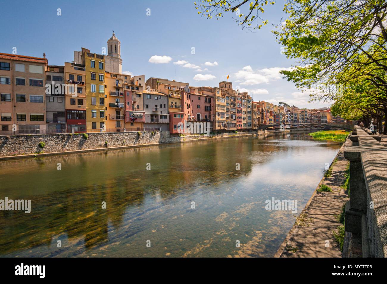 Girona farbenfrohe Häuser, die sich am Onyar River spiegeln Stockfoto