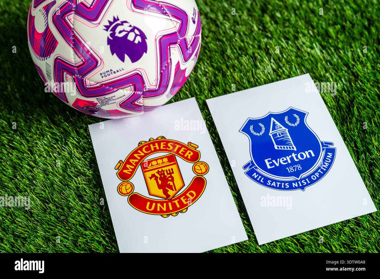 LONDON, GROSSBRITANNIEN, 23. FEBRUAR 2026: Manchester United gegen Everton Premier League, offizieller Fußball auf grünem Gras, Hintergrundbild mit edi Stockfoto