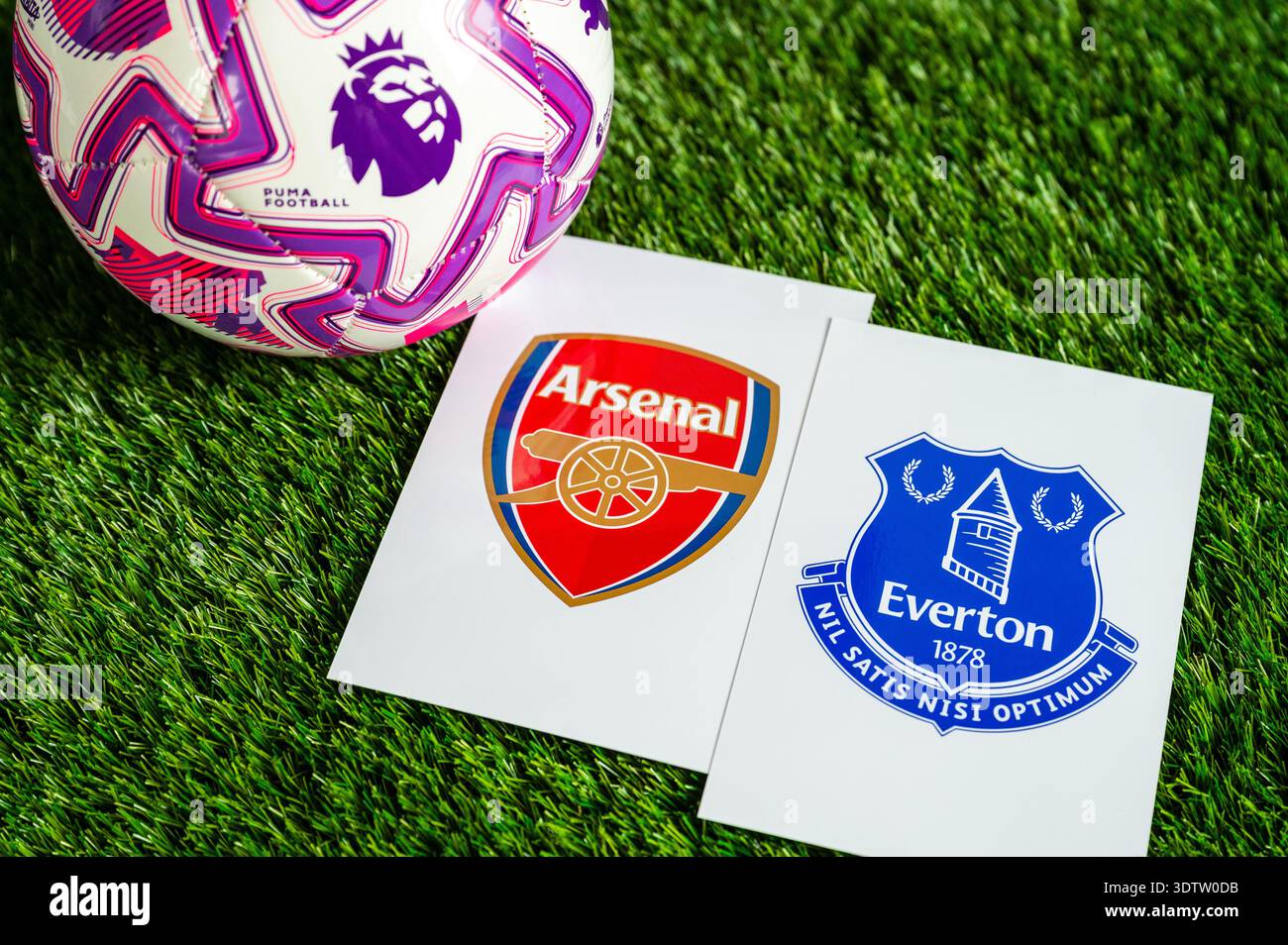 LONDON, GROSSBRITANNIEN, 23. FEBRUAR 2026: Spiel Arsenal gegen Everton Premier League, offizieller Fußball auf grünem Gras, Hintergrundbild mit Bearbeitungsbereich. Stockfoto