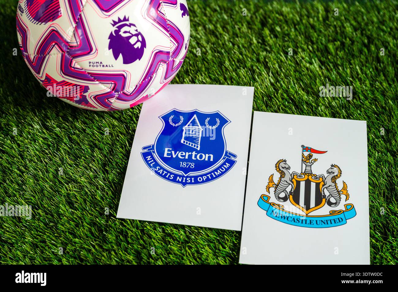LONDON, GROSSBRITANNIEN, 23. FEBRUAR 2026: Everton vs. Newcastle United English Premier League Matchup, Mannschaftslogos und Fußball auf grünem Gras Stockfoto
