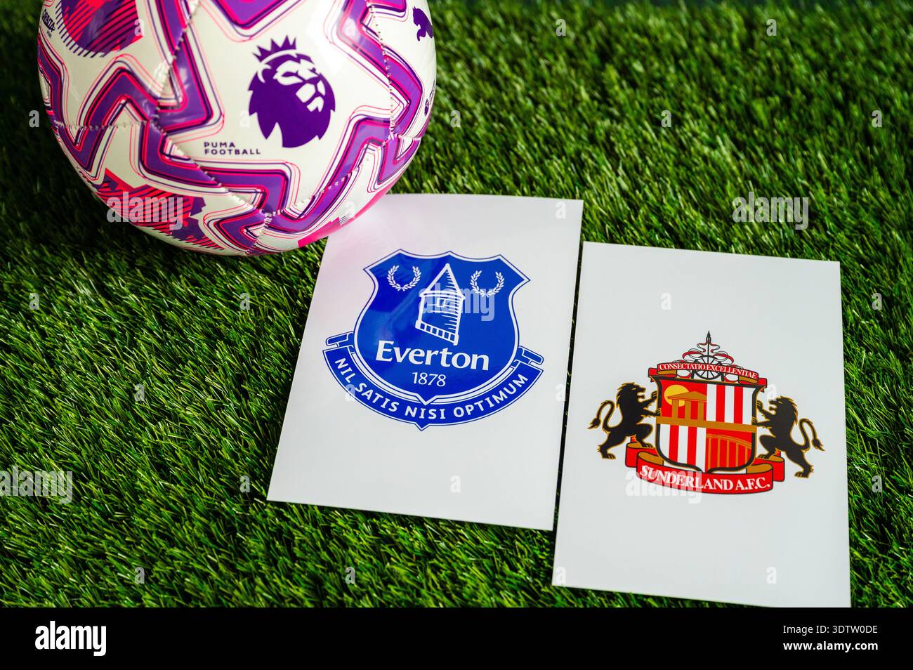 LONDON, GROSSBRITANNIEN, 23. FEBRUAR 2026: Everton vs. Sunderland English Premier League Matchup, Mannschaftslogos und Fußball auf grünem Gras Stockfoto