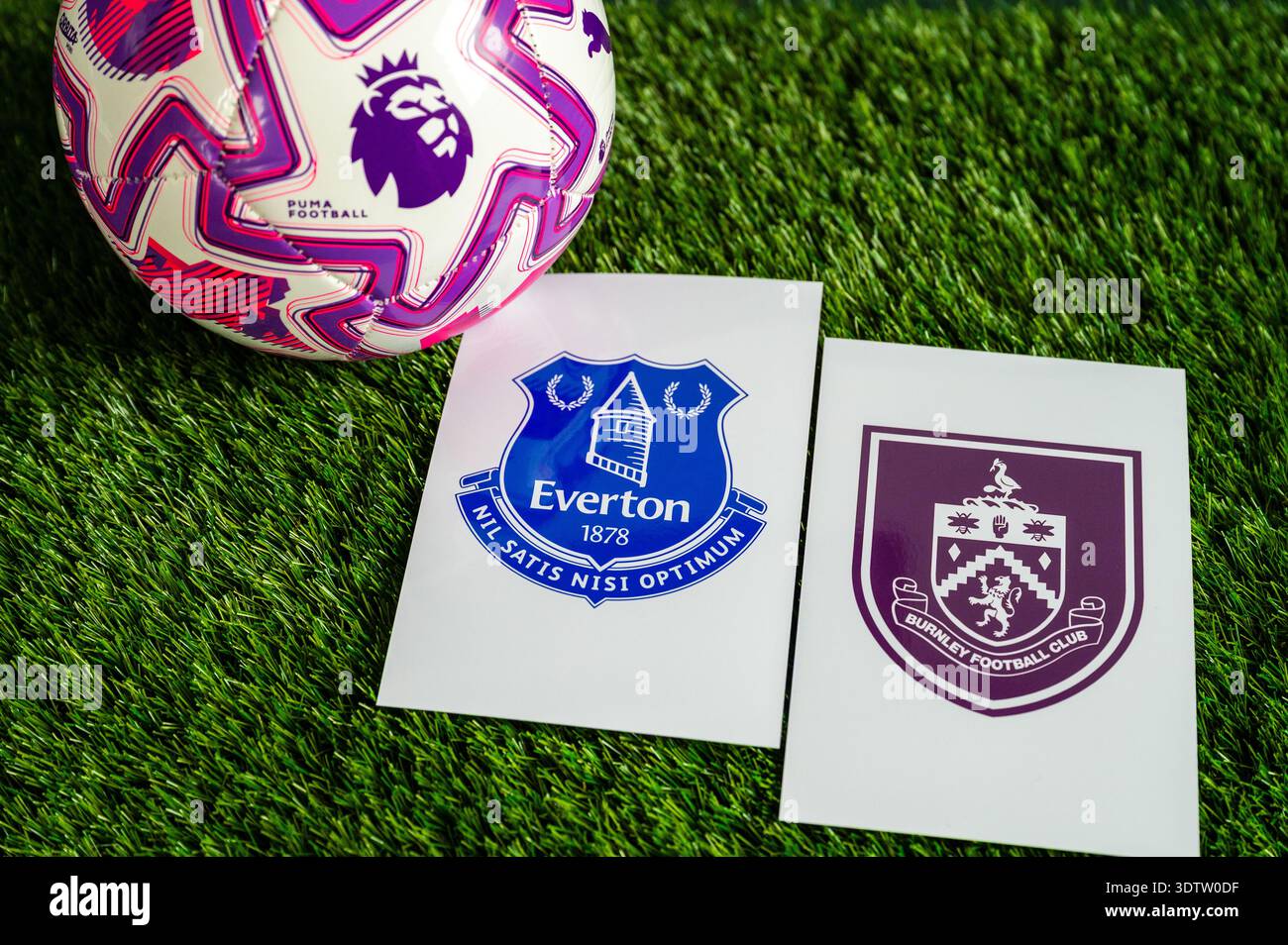 LONDON, GROSSBRITANNIEN, 23. FEBRUAR 2026: Everton vs. Burnley English Premier League Matchup, Mannschaftslogos und Fußball auf grünem Gras Stockfoto