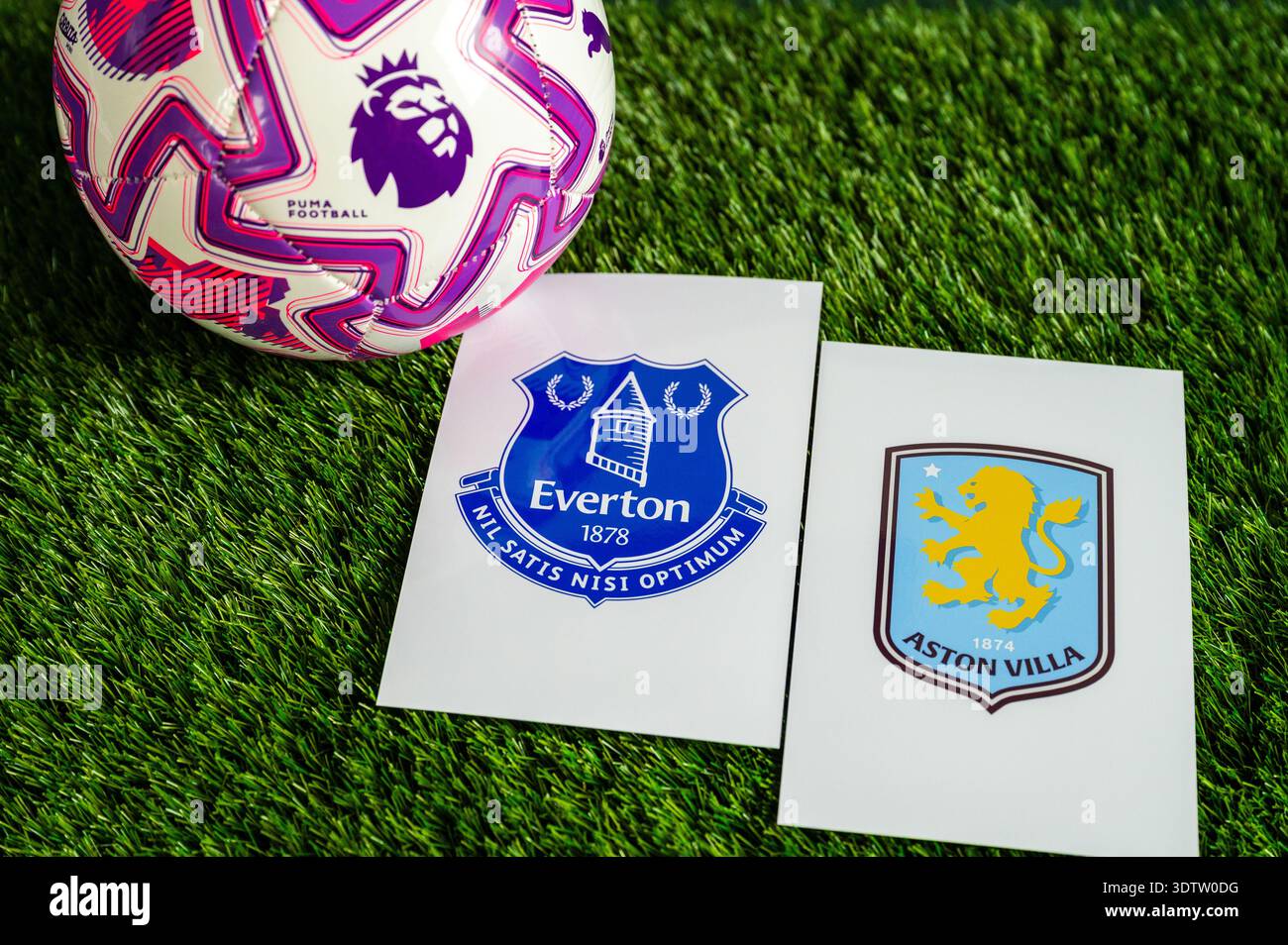 LONDON, GROSSBRITANNIEN, 23. FEBRUAR 2026: Everton vs. Aston Villa English Premier League Matchup, Mannschaftslogos und Fußball auf grünem Gras Stockfoto