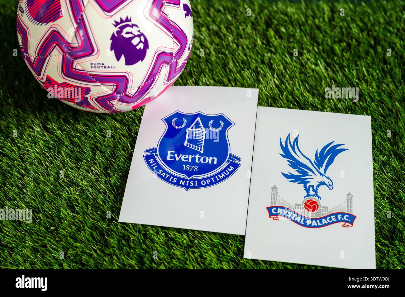 LONDON, GROSSBRITANNIEN, 23. FEBRUAR 2026: Everton vs. Crystal Palace Premier League Match, offizieller Fußball auf grünem Gras, Hintergrundbild mit Bearbeitungen Stockfoto
