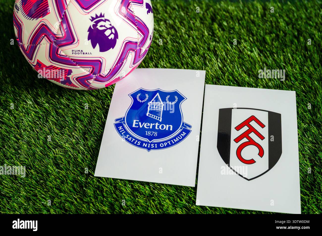 LONDON, GROSSBRITANNIEN, 23. FEBRUAR 2026: Everton vs. Fulham English Premier League Matchup, Mannschaftslogos und Fußball auf grünem Gras Stockfoto