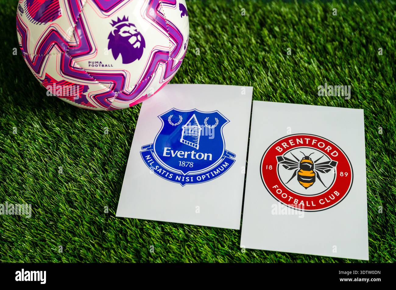 LONDON, GROSSBRITANNIEN, 23. FEBRUAR 2026: Everton vs. Brentford Premier League, offizieller Match Ball auf üppigem Grün, Hintergrundbild mit Stockfoto