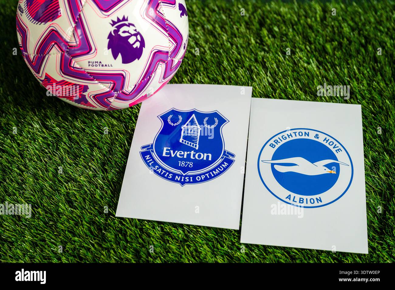 LONDON, GROSSBRITANNIEN, 23. FEBRUAR 2026: Everton gegen Brighton & Hove Albion Premier League, offizieller Fußball auf grünem Gras, Tapete mit Stockfoto