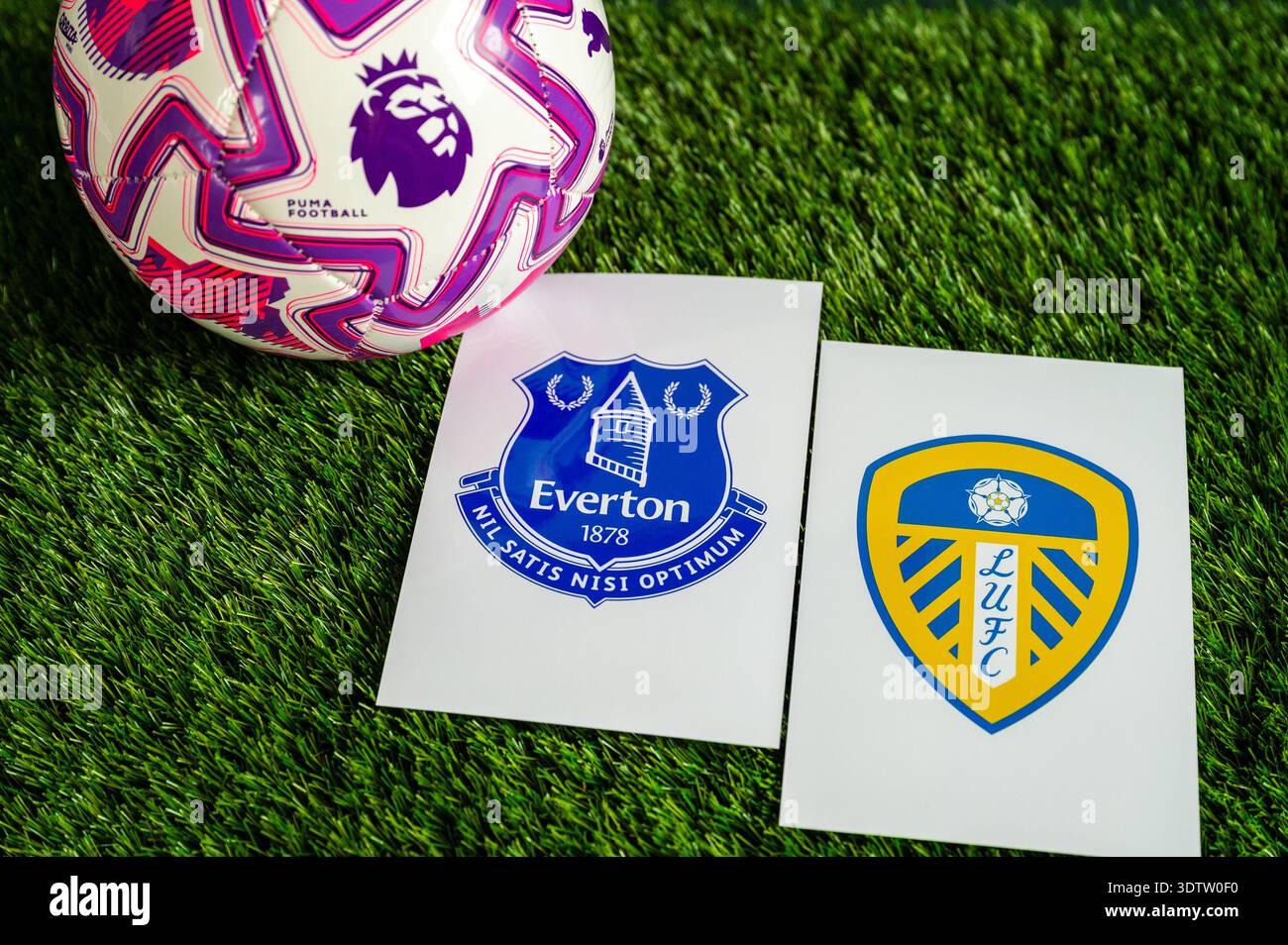 LONDON, VEREINIGTES KÖNIGREICH, 23. FEBRUAR 2026: Everton vs. Leeds United Premier League, offizieller Match Ball auf üppigem Grün, Hintergrundbild mit Stockfoto