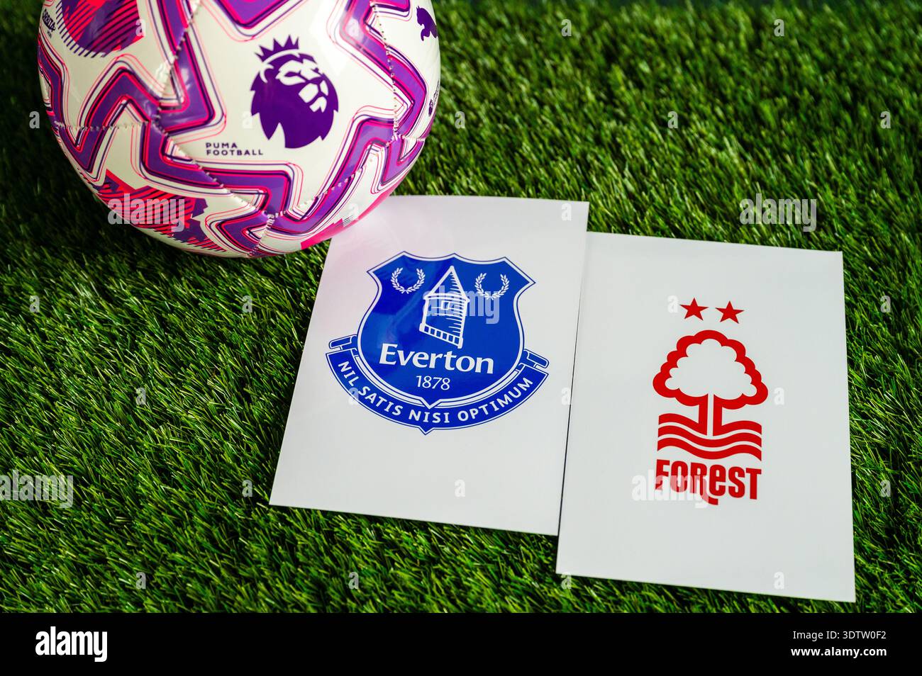 LONDON, GROSSBRITANNIEN, 23. FEBRUAR 2026: Everton vs. Nottingham Forest Premier League, offizieller Match Ball auf üppigem Grün, Wallpa Stockfoto