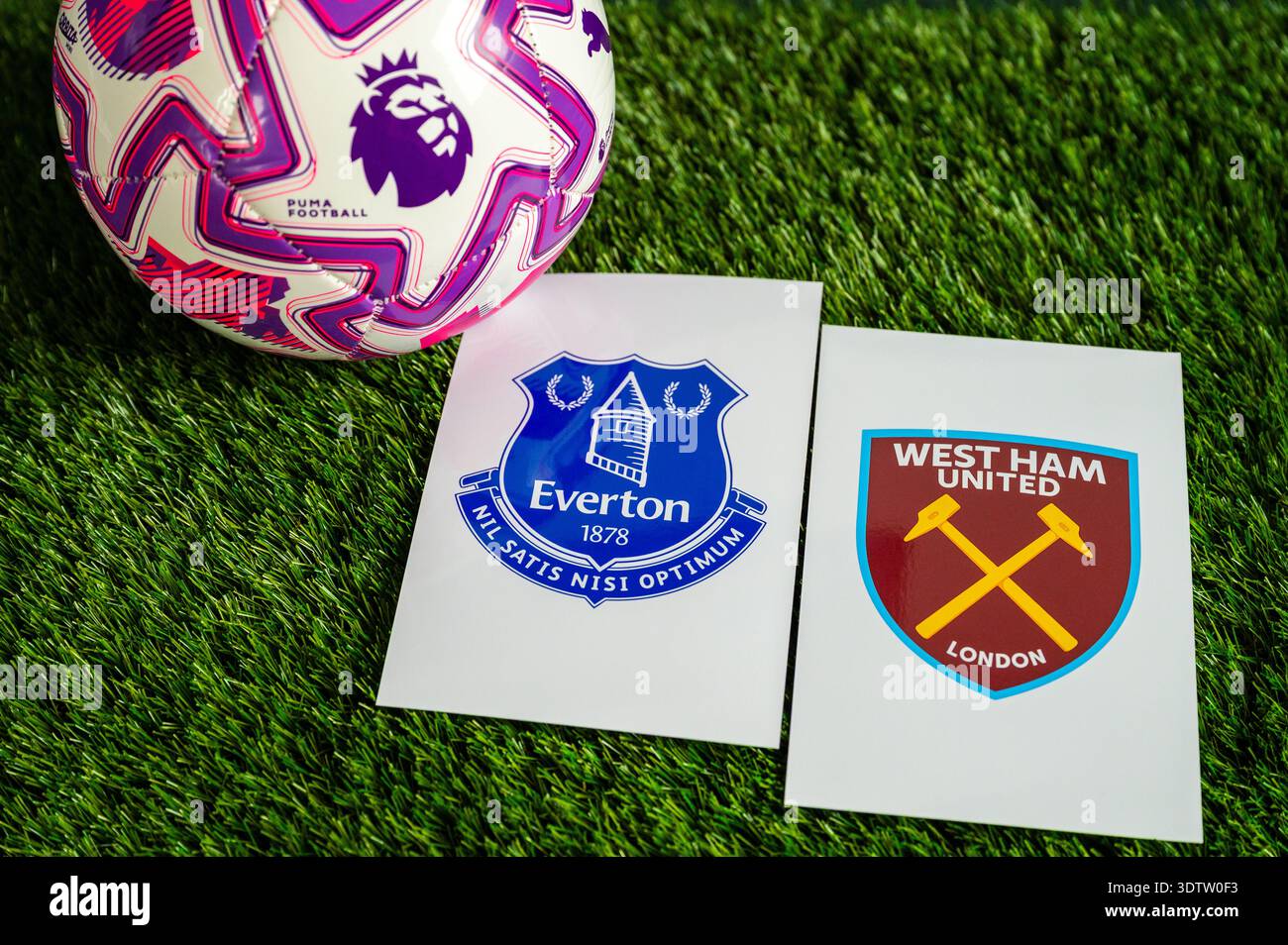 LONDON, GROSSBRITANNIEN, 23. FEBRUAR 2026: Everton gegen West Ham United Premier League, offizieller Fußball auf grünem Gras, Hintergrundbild mit Bearbeitung Stockfoto
