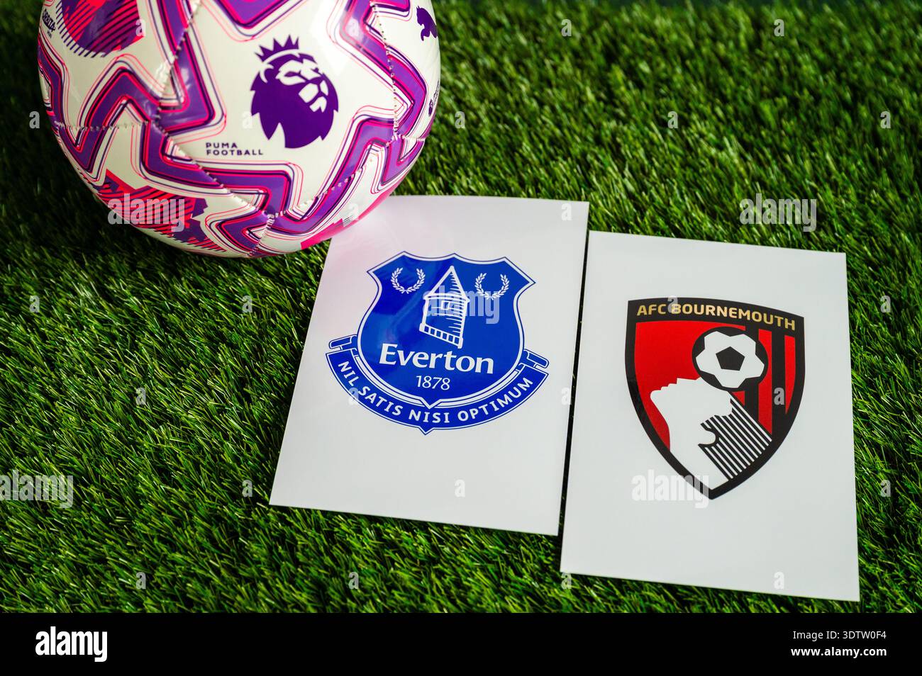 LONDON, VEREINIGTES KÖNIGREICH, 23. FEBRUAR 2026: Everton gegen AFC Bournemouth Premier League, offizieller Match Ball auf üppigem Grün, Wallpape Stockfoto