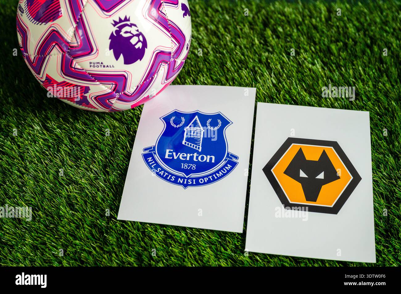 LONDON, GROSSBRITANNIEN, 23. FEBRUAR 2026: Everton gegen Wolverhampton Wanderers Premier League, offizieller Fußball auf grünem Gras, Hintergrundbild wi Stockfoto