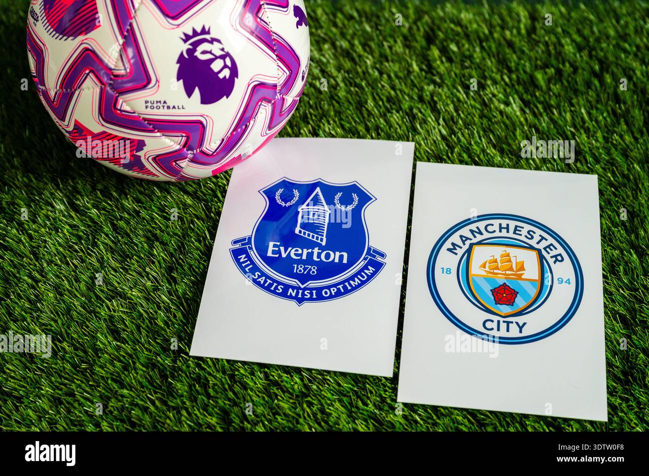 LONDON, GROSSBRITANNIEN, 23. FEBRUAR 2026: Everton gegen Manchester City English Premier League, Vereinswappen und Fußball auf frischem, grünem Gras Stockfoto