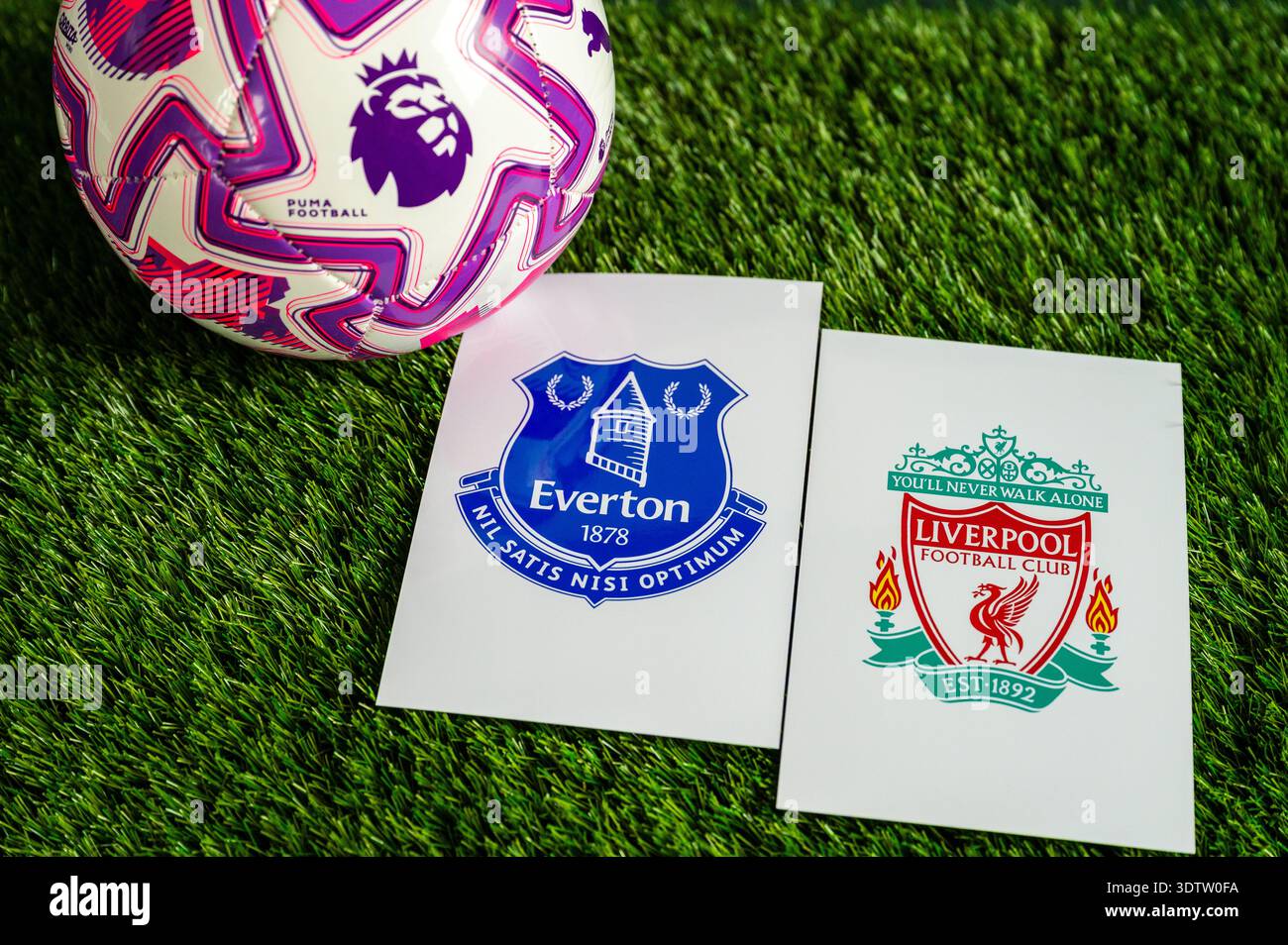 LONDON, GROSSBRITANNIEN, 23. FEBRUAR 2026: Spiel Everton gegen Liverpool Premier League, offizieller Fußball auf grünem Gras, Hintergrundbild mit Bearbeitungsbereich. Stockfoto