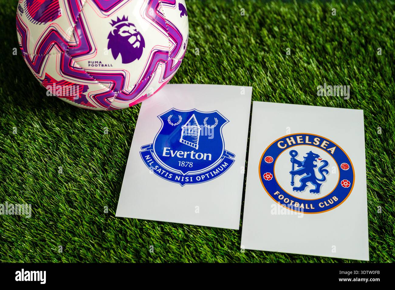LONDON, VEREINIGTES KÖNIGREICH, 23. FEBRUAR 2026: Everton gegen Chelsea English Premier League, Vereinswappen und Fußball auf frischem, grünem Gras Stockfoto