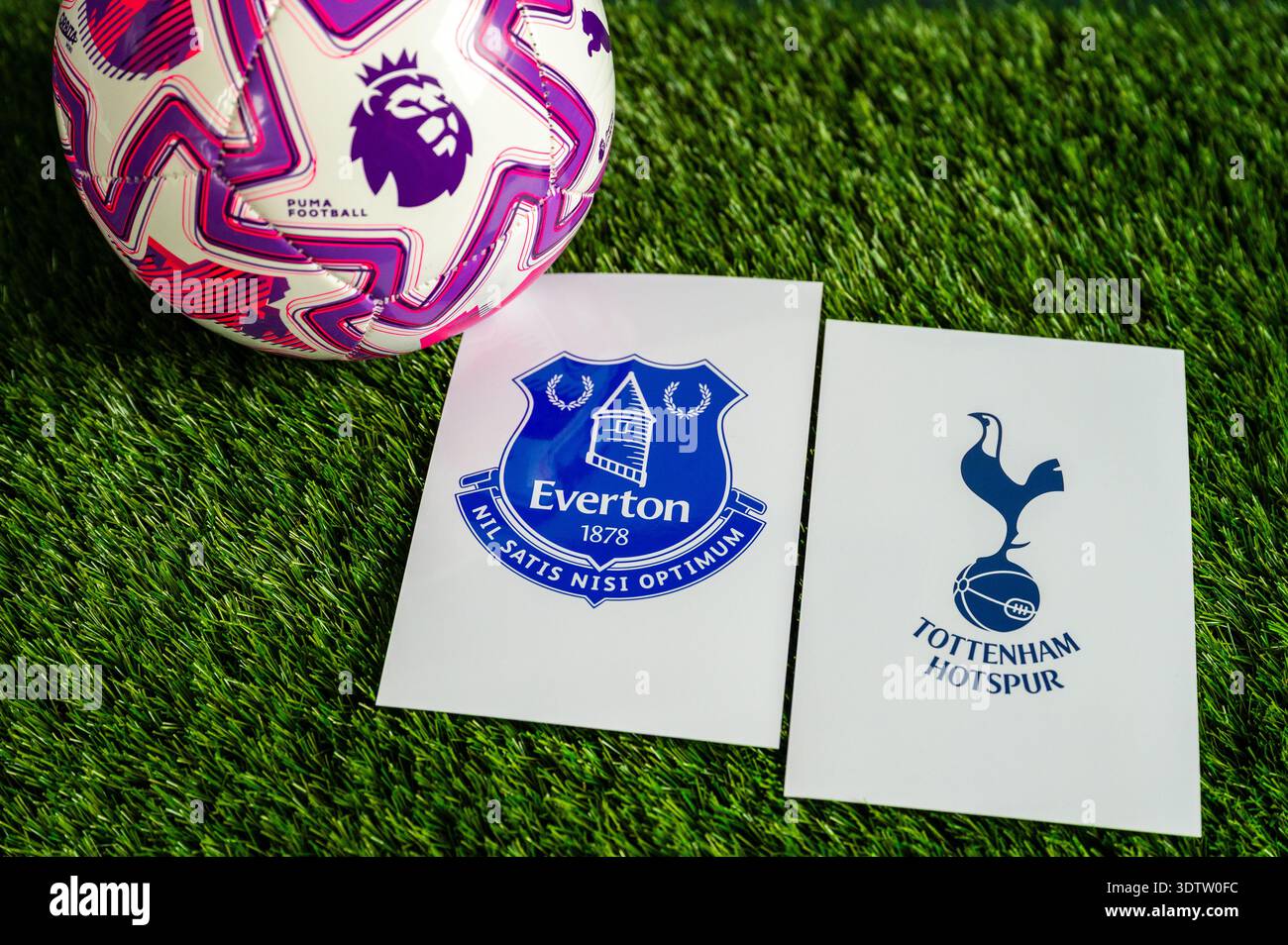 LONDON, GROSSBRITANNIEN, 23. FEBRUAR 2026: Everton gegen Tottenham Hotspur English Premier League, Vereinswappen und Fußball auf frischer Gras Stockfoto