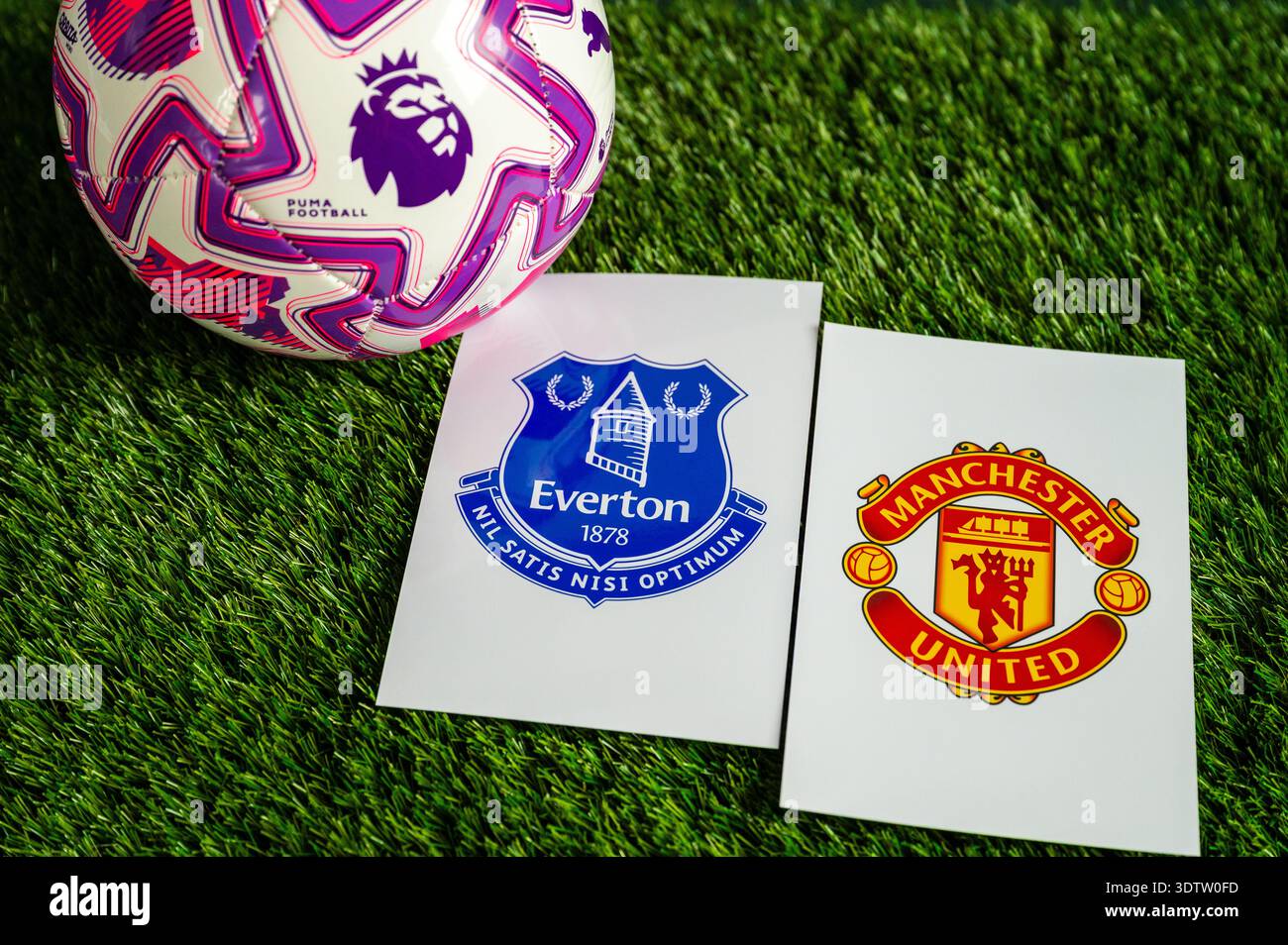 LONDON, VEREINIGTES KÖNIGREICH, 23. FEBRUAR 2026: Spiel Everton gegen Manchester United Premier League, offizieller Fußball auf grünem Gras, Hintergrundbild mit edi Stockfoto