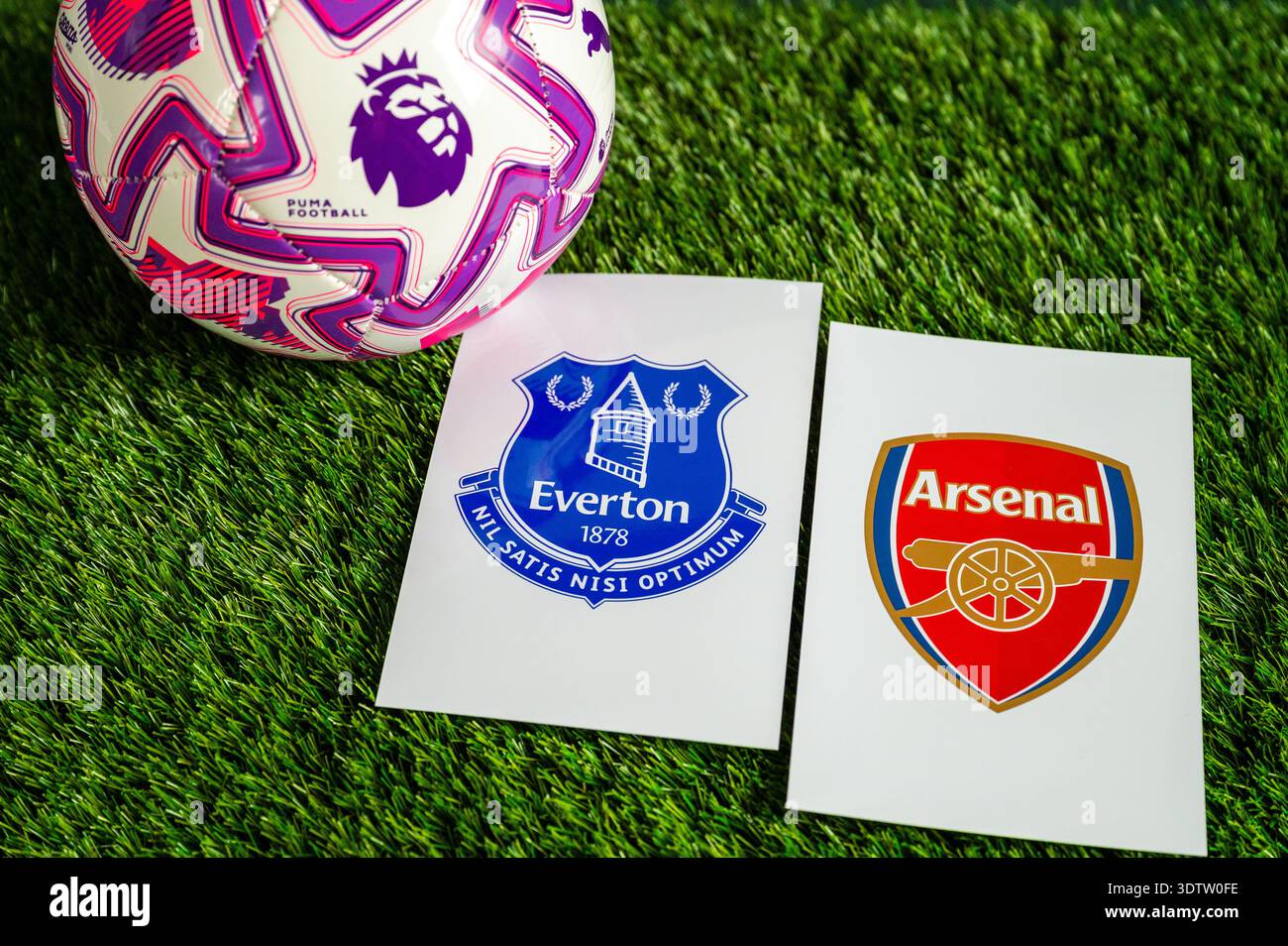 LONDON, GROSSBRITANNIEN, 23. FEBRUAR 2026: Everton gegen Arsenal Derby in der Premier League. Club-Logo und offizieller Fußballball auf grünen s Stockfoto