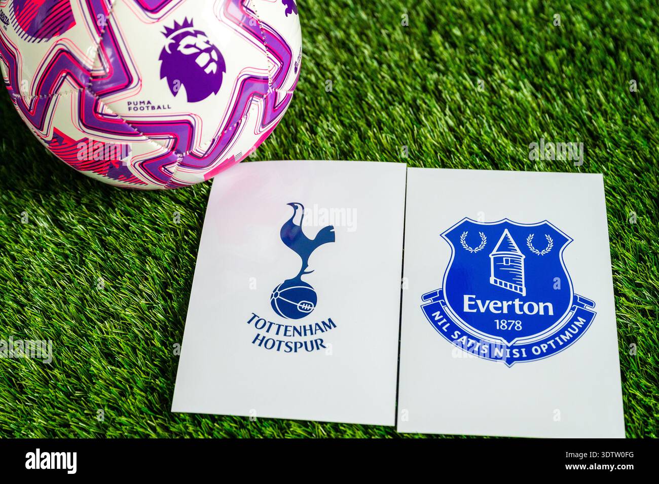 LONDON, GROSSBRITANNIEN, 23. FEBRUAR 2026: Tottenham Hotspur gegen Everton Premier League, offizieller Fußball auf grünem Gras, Hintergrundbild mit edi Stockfoto
