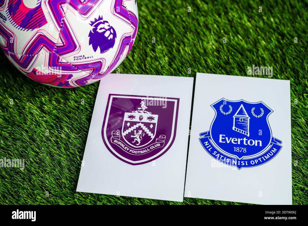 LONDON, GROSSBRITANNIEN, 23. FEBRUAR 2026: Burnley gegen Everton Derby in der Premier League. Club-Logo und offizieller Fußballball auf grünen s Stockfoto
