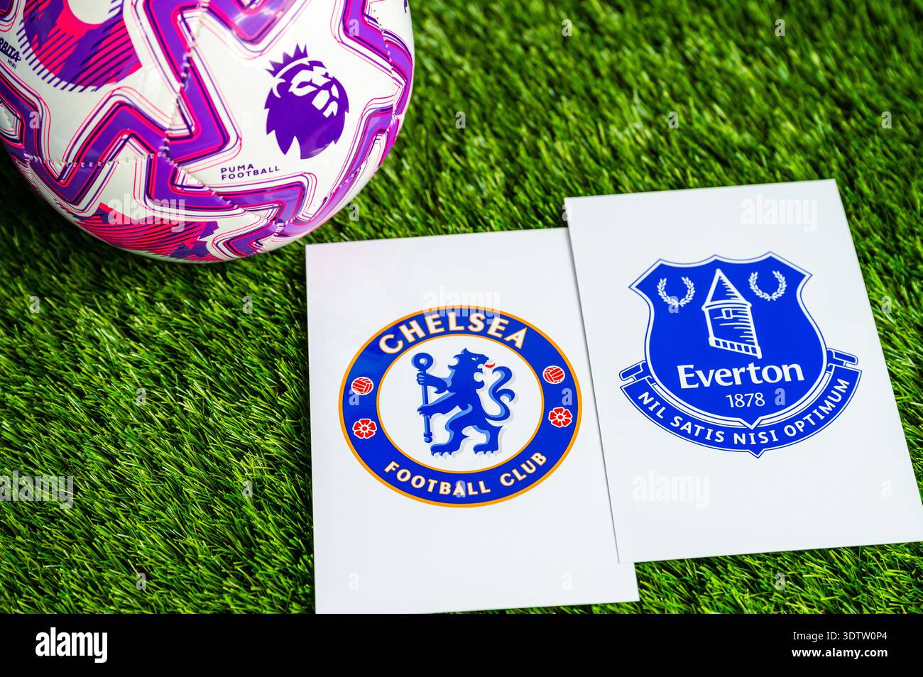 LONDON, GROSSBRITANNIEN, 23. FEBRUAR 2026: Chelsea gegen Everton Premier League, offizieller Fußball auf grünem Gras, Hintergrundbild mit Bearbeitungsbereich. Stockfoto