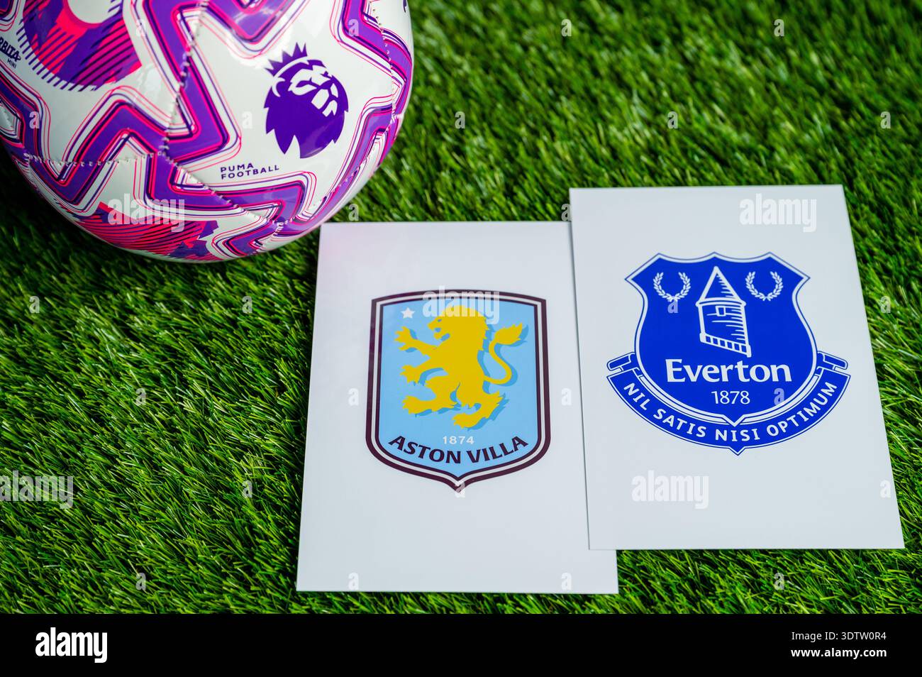 LONDON, GROSSBRITANNIEN, 23. FEBRUAR 2026: Aston Villa gegen Everton English Premier League, Vereinswappen und Fußball auf frischem, grünem Gras Stockfoto