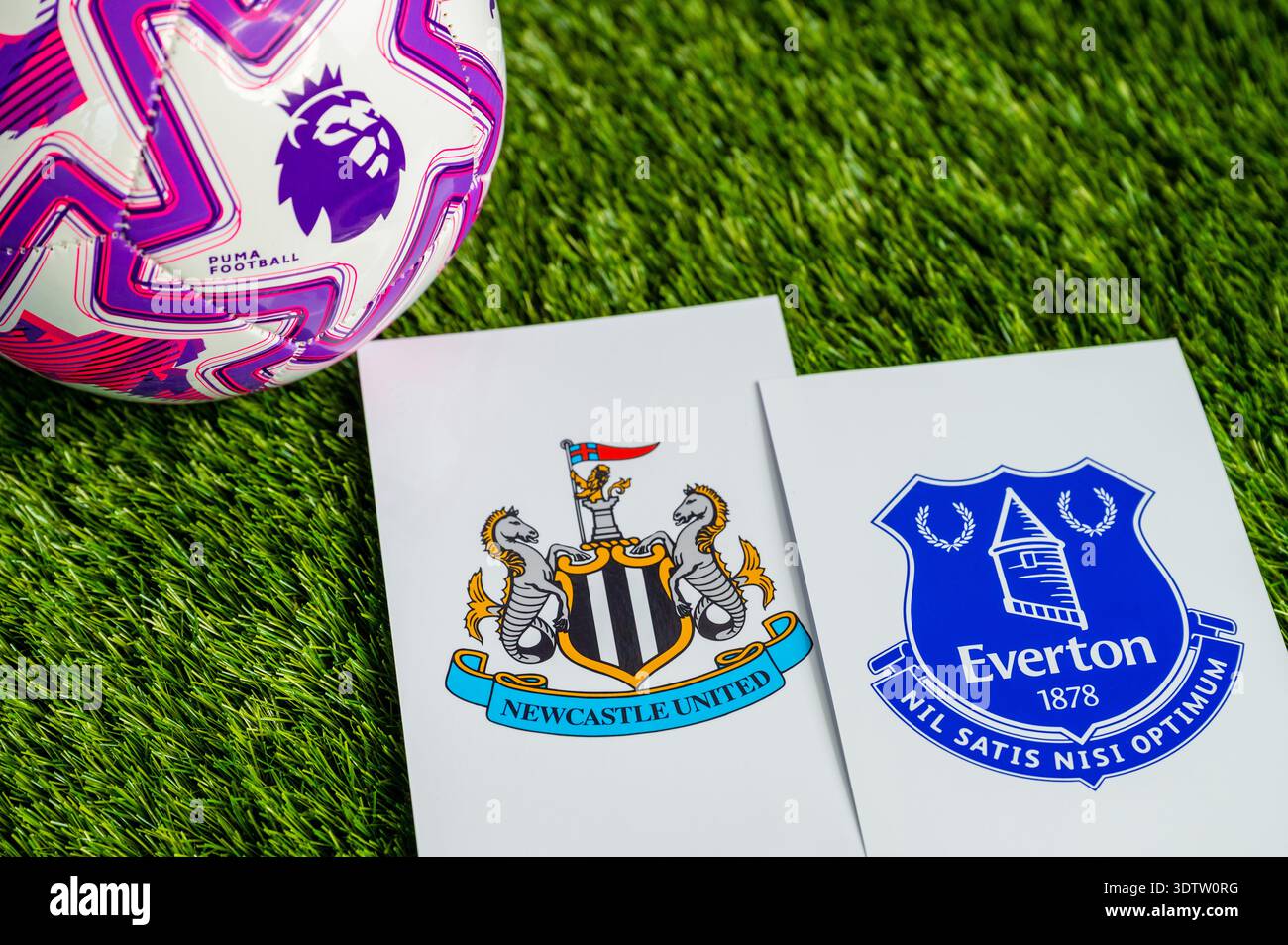 LONDON, VEREINIGTES KÖNIGREICH, 23. FEBRUAR 2026: Newcastle United gegen Everton Premier League, offizieller Match Ball auf üppigem Grün, Wallpap Stockfoto