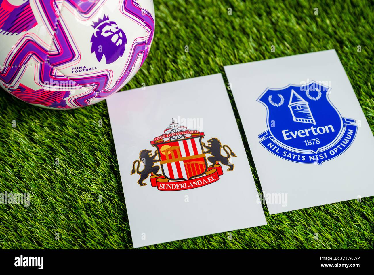 LONDON, GROSSBRITANNIEN, 23. FEBRUAR 2026: Sunderland gegen Everton English Premier League, Vereinswappen und Fußball auf frischem Gras Stockfoto