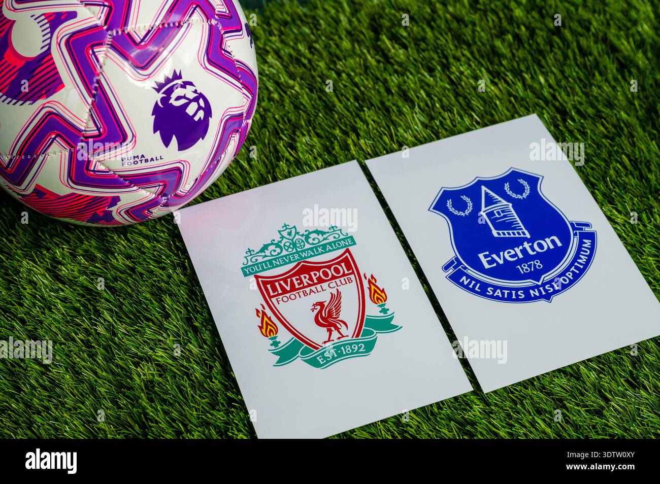 LONDON, GROSSBRITANNIEN, 23. FEBRUAR 2026: Spiel Liverpool gegen Everton Premier League, offizieller Fußball auf grünem Gras, Hintergrundbild mit Bearbeitungsbereich. Stockfoto