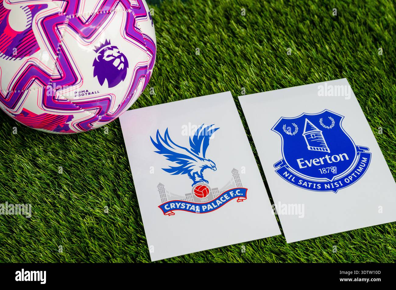 LONDON, GROSSBRITANNIEN, 23. FEBRUAR 2026: Crystal Palace vs. Everton Derby Football Match in der Premier League. Club-Logo und offizieller Fußballball Stockfoto