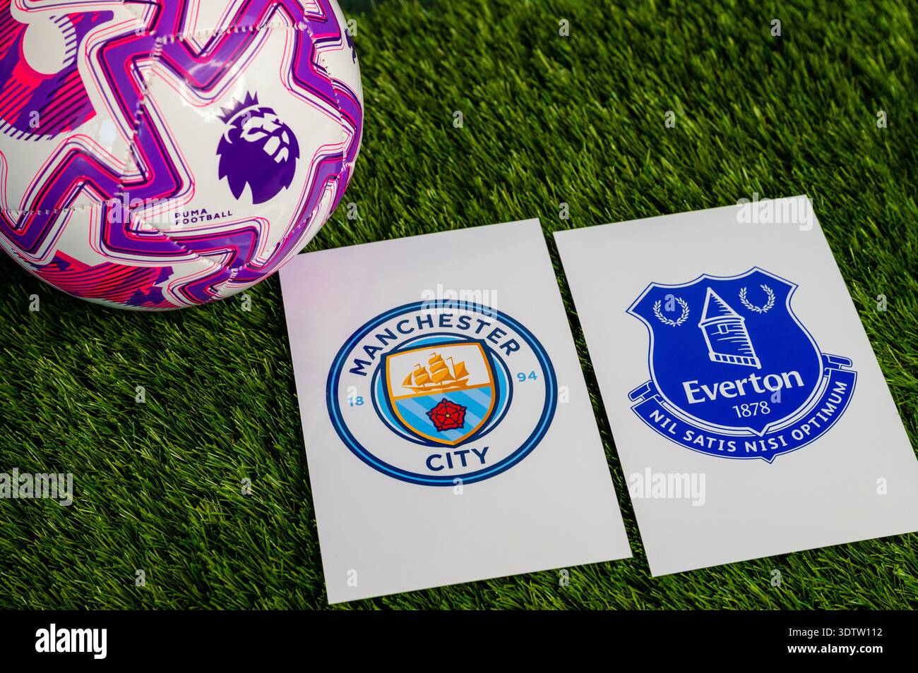 LONDON, VEREINIGTES KÖNIGREICH, 23. FEBRUAR 2026: Manchester City gegen Everton Premier League, offizieller Match Ball auf üppigem Grün, Wallpape Stockfoto