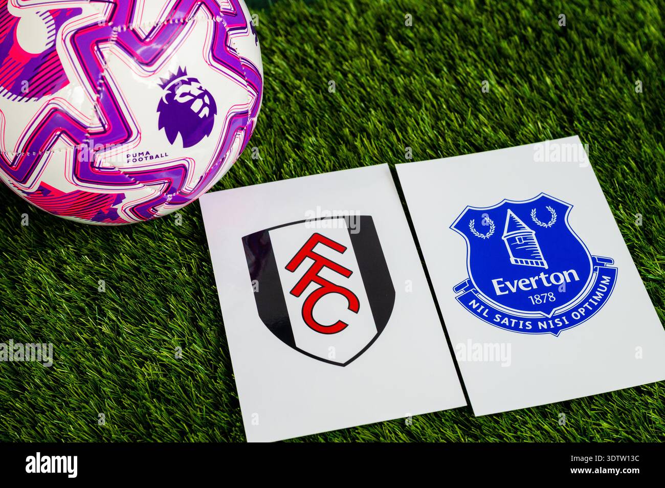 LONDON, GROSSBRITANNIEN, 23. FEBRUAR 2026: Spiel Fulham gegen Everton Premier League, offizieller Fußball auf grünem Gras, Hintergrundbild mit Bearbeitungsbereich. Stockfoto