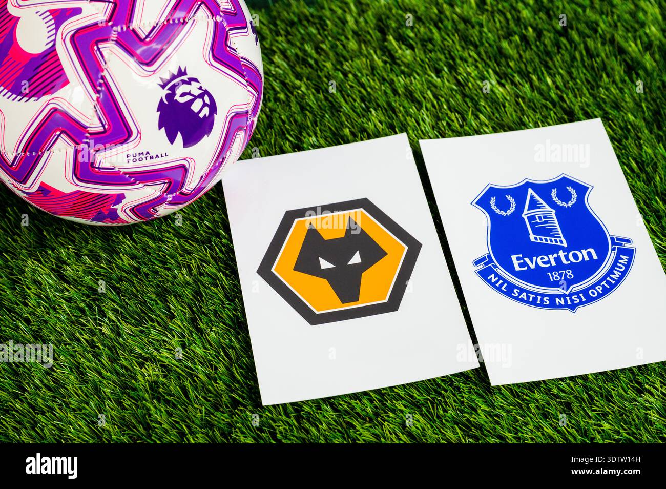 LONDON, VEREINIGTES KÖNIGREICH, 23. FEBRUAR 2026: Matchup Wolverhampton Wanderers gegen Everton English Premier League, Mannschaftslogos und Fußball auf grünem G Stockfoto
