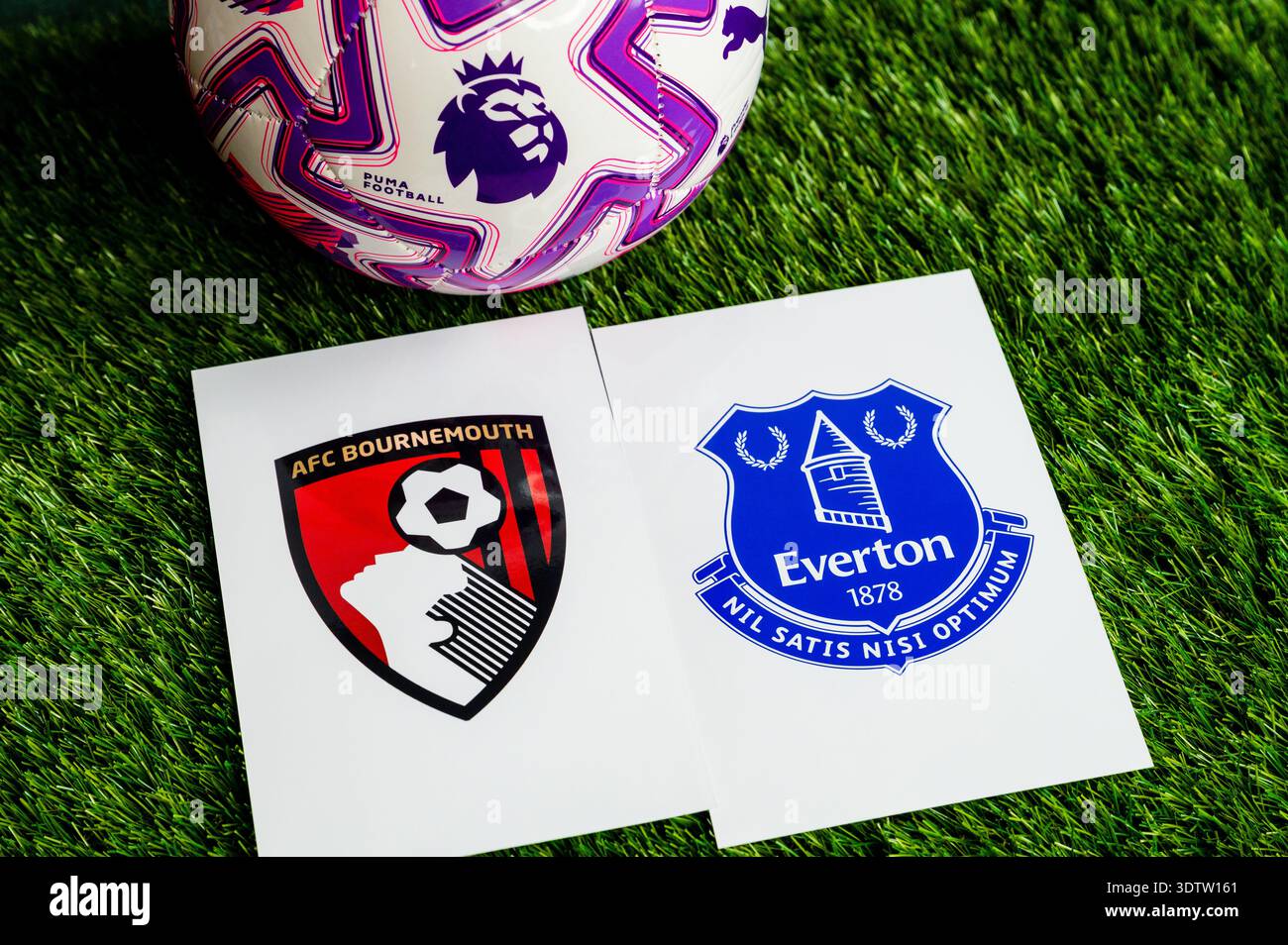 LONDON, GROSSBRITANNIEN, 23. FEBRUAR 2026: AFC Bournemouth gegen Everton Premier League, offizieller Fußball auf grünem Gras, Hintergrundbild mit Bearbeitung Stockfoto