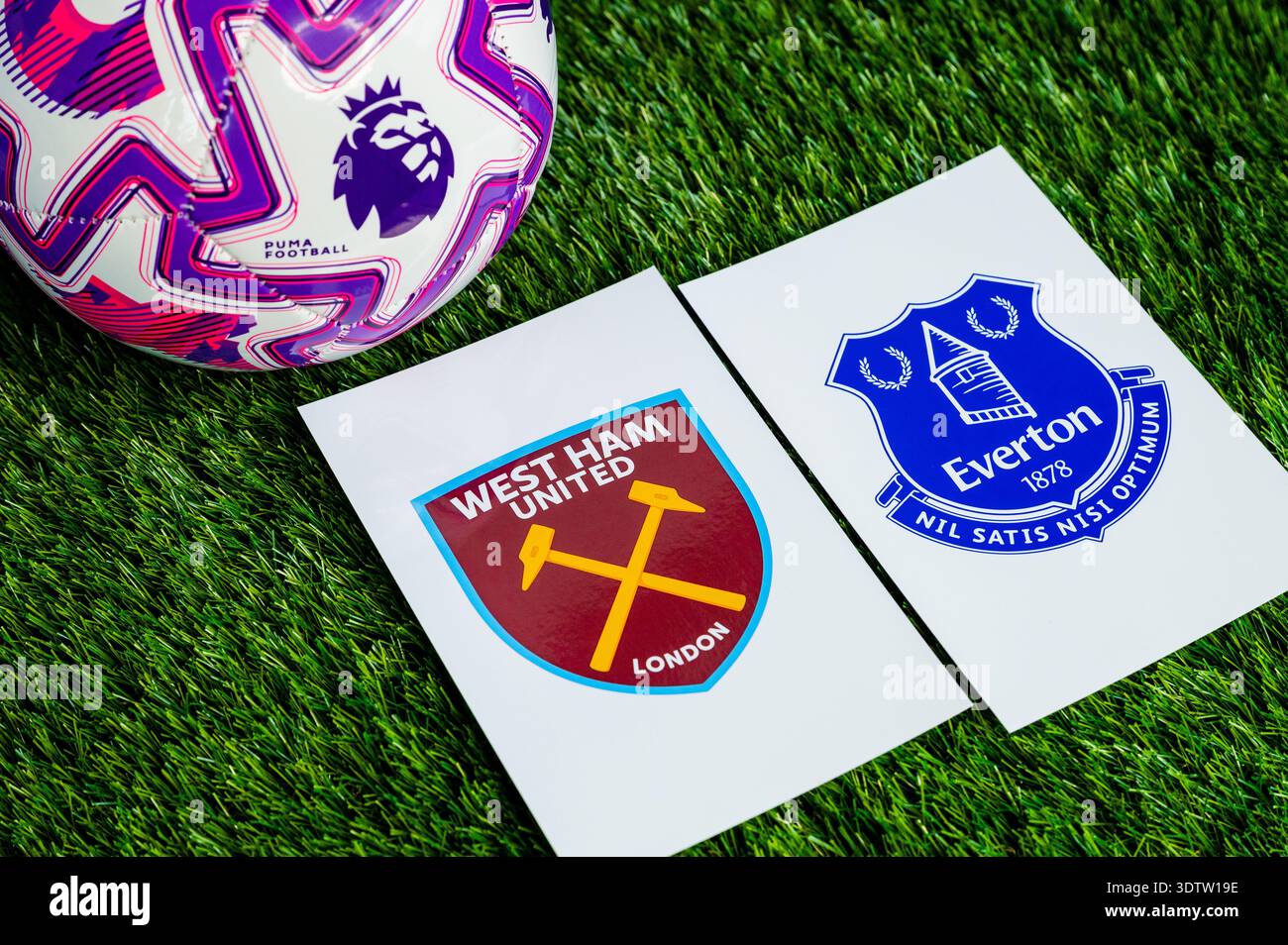 LONDON, GROSSBRITANNIEN, 23. FEBRUAR 2026: Spiel West Ham United gegen Everton Premier League, offizieller Fußball auf grünem Gras, Hintergrundbild mit Bearbeitung Stockfoto