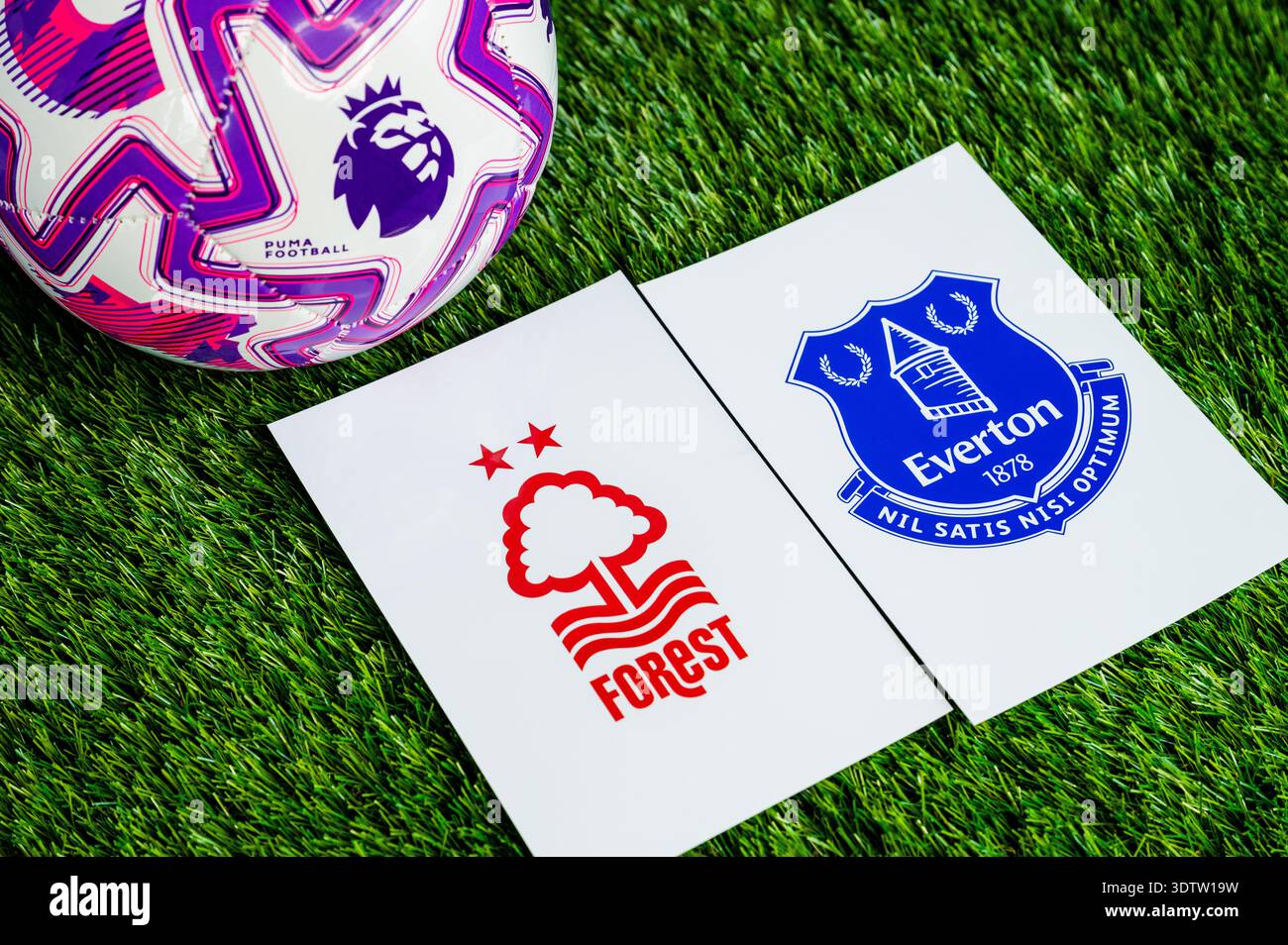 LONDON, GROSSBRITANNIEN, 23. FEBRUAR 2026: Nottingham Forest vs. Everton English Premier League Matchup, Mannschaftslogos und Fußball auf grünem Gras Stockfoto
